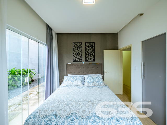 Sua nova casa no bairro Itaum, em Joinville, está aqui!

Com localização privilegiada, esta residência térrea entrega conforto, funcionalidade e uma vista encantadora graças à sua posição elevada. Estuda permuta.

O imóvel conta com 91m² de área, inclusive com área de festas! Tudo isso sobre um terreno plano, murado, com 377m² em um ponto estratégico do bairro Itaum.

Ao entrar, você encontrará uma sala de estar integrada à cozinha com móveis planejados, bancadas em granito e detalhes em madeira que acolhem com muito charme. A área social também se conecta com uma área externa coberta perfeita para confraternizações com amigos e familiares.

A casa possui 2 dormitórios, sendo uma suíte com closet, além de um segundo dormitório. Há ainda um terceiro cômodo que pode ser adaptado como dormitório, escritório ou mesmo transformado em mais uma suíte. O banheiro social é amplo e completo, e todos os ambientes internos possuem acabamento em gesso, que reforça o cuidado e capricho presentes em cada detalhe desta casa muito bem cuidada.

Além da estrutura, ficam inclusos no imóvel: móveis planejados na cozinha, condicionadores de ar, móveis embutidos e janelas amplas que favorecem a entrada de luz natural.

A residência conta ainda com garagem coberta, jardim, área de serviço independente e um agradável espaço externo com gramado. Tudo isso em uma localização que oferece acesso rápido a escolas, supermercados, hospitais, serviços essenciais, transporte público e até shopping center.

Agende sua visita com a 636 Negócios Imobiliários e venha conhecer o seu novo lar.

636 NEGÓCIOS IMOBILIÁRIOS: A SUA MELHOR ESCOLHA
Com mais de 30 anos de experiência, a 636 Negócios Imobiliários é sua parceira ideal para encontrar o imóvel perfeito. Estamos prontos para ajudá-lo a fazer deste imóvel o seu novo lar.
 
Telefone: (47) 3451-0636
WhatsApp: (47) 99190-0636
 
Não perca esta oportunidade única. Visite nosso site para mais informações: i636.com.br