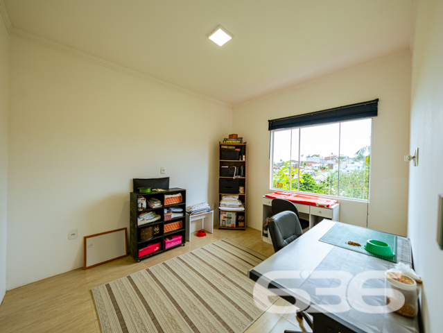 Sua nova casa no bairro Itaum, em Joinville, está aqui!

Com localização privilegiada, esta residência térrea entrega conforto, funcionalidade e uma vista encantadora graças à sua posição elevada. Estuda permuta.

O imóvel conta com 91m² de área, inclusive com área de festas! Tudo isso sobre um terreno plano, murado, com 377m² em um ponto estratégico do bairro Itaum.

Ao entrar, você encontrará uma sala de estar integrada à cozinha com móveis planejados, bancadas em granito e detalhes em madeira que acolhem com muito charme. A área social também se conecta com uma área externa coberta perfeita para confraternizações com amigos e familiares.

A casa possui 2 dormitórios, sendo uma suíte com closet, além de um segundo dormitório. Há ainda um terceiro cômodo que pode ser adaptado como dormitório, escritório ou mesmo transformado em mais uma suíte. O banheiro social é amplo e completo, e todos os ambientes internos possuem acabamento em gesso, que reforça o cuidado e capricho presentes em cada detalhe desta casa muito bem cuidada.

Além da estrutura, ficam inclusos no imóvel: móveis planejados na cozinha, condicionadores de ar, móveis embutidos e janelas amplas que favorecem a entrada de luz natural.

A residência conta ainda com garagem coberta, jardim, área de serviço independente e um agradável espaço externo com gramado. Tudo isso em uma localização que oferece acesso rápido a escolas, supermercados, hospitais, serviços essenciais, transporte público e até shopping center.

Agende sua visita com a 636 Negócios Imobiliários e venha conhecer o seu novo lar.

636 NEGÓCIOS IMOBILIÁRIOS: A SUA MELHOR ESCOLHA
Com mais de 30 anos de experiência, a 636 Negócios Imobiliários é sua parceira ideal para encontrar o imóvel perfeito. Estamos prontos para ajudá-lo a fazer deste imóvel o seu novo lar.
 
Telefone: (47) 3451-0636
WhatsApp: (47) 99190-0636
 
Não perca esta oportunidade única. Visite nosso site para mais informações: i636.com.br