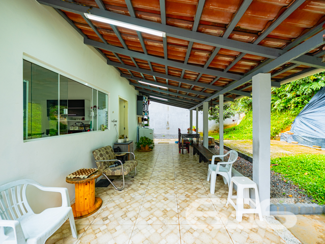 Sua nova casa no bairro Itaum, em Joinville, está aqui!

Com localização privilegiada, esta residência térrea entrega conforto, funcionalidade e uma vista encantadora graças à sua posição elevada. Estuda permuta.

O imóvel conta com 91m² de área, inclusive com área de festas! Tudo isso sobre um terreno plano, murado, com 377m² em um ponto estratégico do bairro Itaum.

Ao entrar, você encontrará uma sala de estar integrada à cozinha com móveis planejados, bancadas em granito e detalhes em madeira que acolhem com muito charme. A área social também se conecta com uma área externa coberta perfeita para confraternizações com amigos e familiares.

A casa possui 2 dormitórios, sendo uma suíte com closet, além de um segundo dormitório. Há ainda um terceiro cômodo que pode ser adaptado como dormitório, escritório ou mesmo transformado em mais uma suíte. O banheiro social é amplo e completo, e todos os ambientes internos possuem acabamento em gesso, que reforça o cuidado e capricho presentes em cada detalhe desta casa muito bem cuidada.

Além da estrutura, ficam inclusos no imóvel: móveis planejados na cozinha, condicionadores de ar, móveis embutidos e janelas amplas que favorecem a entrada de luz natural.

A residência conta ainda com garagem coberta, jardim, área de serviço independente e um agradável espaço externo com gramado. Tudo isso em uma localização que oferece acesso rápido a escolas, supermercados, hospitais, serviços essenciais, transporte público e até shopping center.

Agende sua visita com a 636 Negócios Imobiliários e venha conhecer o seu novo lar.

636 NEGÓCIOS IMOBILIÁRIOS: A SUA MELHOR ESCOLHA
Com mais de 30 anos de experiência, a 636 Negócios Imobiliários é sua parceira ideal para encontrar o imóvel perfeito. Estamos prontos para ajudá-lo a fazer deste imóvel o seu novo lar.
 
Telefone: (47) 3451-0636
WhatsApp: (47) 99190-0636
 
Não perca esta oportunidade única. Visite nosso site para mais informações: i636.com.br