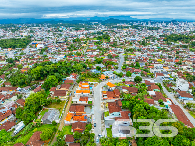 Sua nova casa no bairro Itaum, em Joinville, está aqui!

Com localização privilegiada, esta residência térrea entrega conforto, funcionalidade e uma vista encantadora graças à sua posição elevada. Estuda permuta.

O imóvel conta com 91m² de área, inclusive com área de festas! Tudo isso sobre um terreno plano, murado, com 377m² em um ponto estratégico do bairro Itaum.

Ao entrar, você encontrará uma sala de estar integrada à cozinha com móveis planejados, bancadas em granito e detalhes em madeira que acolhem com muito charme. A área social também se conecta com uma área externa coberta perfeita para confraternizações com amigos e familiares.

A casa possui 2 dormitórios, sendo uma suíte com closet, além de um segundo dormitório. Há ainda um terceiro cômodo que pode ser adaptado como dormitório, escritório ou mesmo transformado em mais uma suíte. O banheiro social é amplo e completo, e todos os ambientes internos possuem acabamento em gesso, que reforça o cuidado e capricho presentes em cada detalhe desta casa muito bem cuidada.

Além da estrutura, ficam inclusos no imóvel: móveis planejados na cozinha, condicionadores de ar, móveis embutidos e janelas amplas que favorecem a entrada de luz natural.

A residência conta ainda com garagem coberta, jardim, área de serviço independente e um agradável espaço externo com gramado. Tudo isso em uma localização que oferece acesso rápido a escolas, supermercados, hospitais, serviços essenciais, transporte público e até shopping center.

Agende sua visita com a 636 Negócios Imobiliários e venha conhecer o seu novo lar.

636 NEGÓCIOS IMOBILIÁRIOS: A SUA MELHOR ESCOLHA
Com mais de 30 anos de experiência, a 636 Negócios Imobiliários é sua parceira ideal para encontrar o imóvel perfeito. Estamos prontos para ajudá-lo a fazer deste imóvel o seu novo lar.
 
Telefone: (47) 3451-0636
WhatsApp: (47) 99190-0636
 
Não perca esta oportunidade única. Visite nosso site para mais informações: i636.com.br