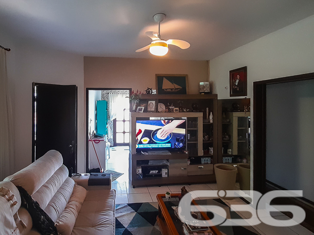 CASA A VENDA COM SUÍTE + 2 QUARTOS NO BAIRRO PETRÓPOLIS - ESTUDA PERMUTA
Apresentamos uma casa encantadora, com todos os atributos que você procura. Com uma arquitetura imponente, essa residência oferece conforto, espaço e qualidade de vida.
Ao adentrar nesta casa, você será recebido por uma atmosfera acolhedora e espaços generosos. O pé direito alto e a laje proporcionam uma sensação de amplitude em todos os cômodos. O piso cerâmico confere um toque de elegância e praticidade.
A casa conta com uma suíte + 2 quartos, perfeitos para acomodar toda a família com conforto e privacidade. A cozinha é ampla e funcional, ideal para os amantes da gastronomia. A sala de estar é o ambiente perfeito para reunir a família e receber os amigos.
Além disso, a casa possui despensa e um home office, perfeito para quem trabalha em casa ou deseja ter um espaço dedicado aos estudos.
O banheiro social, a área de serviço e a churrasqueira são detalhes que tornam essa casa ainda mais especial. O jardim é um convite ao relaxamento e ao contato com a natureza.
A garagem para dois carros (sendo uma coberta), com portão eletrônico, proporciona segurança e comodidade para toda a família.
Situada no bairro Petrópolis, você estará próximo a diversas conveniências, como supermercados, escolas, farmácias e comércios locais.
Fale conosco e saiba mais:
Telefone: (47) 3451-0636
WhatsApp: (47) 99190-0636
Imobiliária 636.