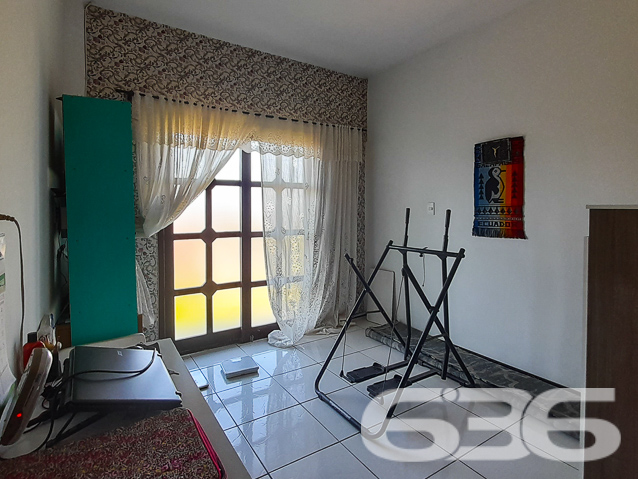 CASA A VENDA COM SUÍTE + 2 QUARTOS NO BAIRRO PETRÓPOLIS - ESTUDA PERMUTA
Apresentamos uma casa encantadora, com todos os atributos que você procura. Com uma arquitetura imponente, essa residência oferece conforto, espaço e qualidade de vida.
Ao adentrar nesta casa, você será recebido por uma atmosfera acolhedora e espaços generosos. O pé direito alto e a laje proporcionam uma sensação de amplitude em todos os cômodos. O piso cerâmico confere um toque de elegância e praticidade.
A casa conta com uma suíte + 2 quartos, perfeitos para acomodar toda a família com conforto e privacidade. A cozinha é ampla e funcional, ideal para os amantes da gastronomia. A sala de estar é o ambiente perfeito para reunir a família e receber os amigos.
Além disso, a casa possui despensa e um home office, perfeito para quem trabalha em casa ou deseja ter um espaço dedicado aos estudos.
O banheiro social, a área de serviço e a churrasqueira são detalhes que tornam essa casa ainda mais especial. O jardim é um convite ao relaxamento e ao contato com a natureza.
A garagem para dois carros (sendo uma coberta), com portão eletrônico, proporciona segurança e comodidade para toda a família.
Situada no bairro Petrópolis, você estará próximo a diversas conveniências, como supermercados, escolas, farmácias e comércios locais.
Fale conosco e saiba mais:
Telefone: (47) 3451-0636
WhatsApp: (47) 99190-0636
Imobiliária 636.
