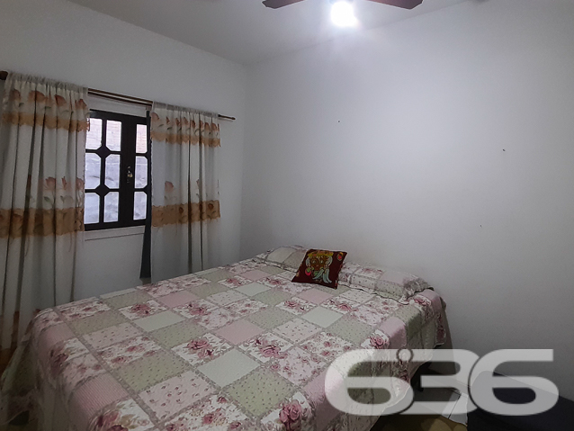 CASA A VENDA COM SUÍTE + 2 QUARTOS NO BAIRRO PETRÓPOLIS - ESTUDA PERMUTA
Apresentamos uma casa encantadora, com todos os atributos que você procura. Com uma arquitetura imponente, essa residência oferece conforto, espaço e qualidade de vida.
Ao adentrar nesta casa, você será recebido por uma atmosfera acolhedora e espaços generosos. O pé direito alto e a laje proporcionam uma sensação de amplitude em todos os cômodos. O piso cerâmico confere um toque de elegância e praticidade.
A casa conta com uma suíte + 2 quartos, perfeitos para acomodar toda a família com conforto e privacidade. A cozinha é ampla e funcional, ideal para os amantes da gastronomia. A sala de estar é o ambiente perfeito para reunir a família e receber os amigos.
Além disso, a casa possui despensa e um home office, perfeito para quem trabalha em casa ou deseja ter um espaço dedicado aos estudos.
O banheiro social, a área de serviço e a churrasqueira são detalhes que tornam essa casa ainda mais especial. O jardim é um convite ao relaxamento e ao contato com a natureza.
A garagem para dois carros (sendo uma coberta), com portão eletrônico, proporciona segurança e comodidade para toda a família.
Situada no bairro Petrópolis, você estará próximo a diversas conveniências, como supermercados, escolas, farmácias e comércios locais.
Fale conosco e saiba mais:
Telefone: (47) 3451-0636
WhatsApp: (47) 99190-0636
Imobiliária 636.