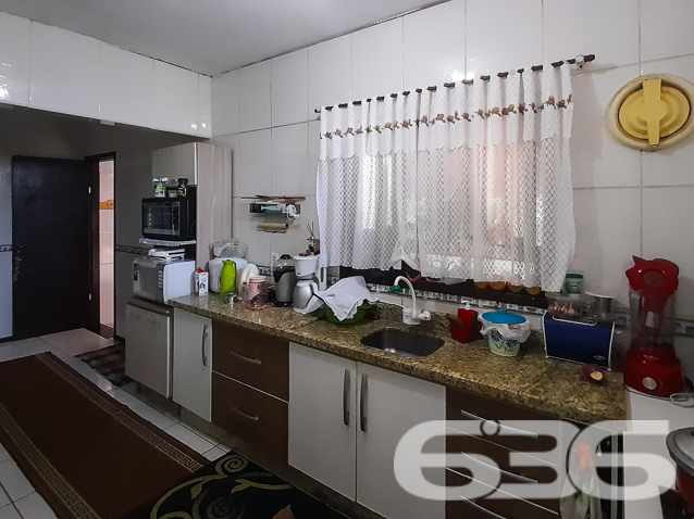 CASA A VENDA COM SUÍTE + 2 QUARTOS NO BAIRRO PETRÓPOLIS - ESTUDA PERMUTA
Apresentamos uma casa encantadora, com todos os atributos que você procura. Com uma arquitetura imponente, essa residência oferece conforto, espaço e qualidade de vida.
Ao adentrar nesta casa, você será recebido por uma atmosfera acolhedora e espaços generosos. O pé direito alto e a laje proporcionam uma sensação de amplitude em todos os cômodos. O piso cerâmico confere um toque de elegância e praticidade.
A casa conta com uma suíte + 2 quartos, perfeitos para acomodar toda a família com conforto e privacidade. A cozinha é ampla e funcional, ideal para os amantes da gastronomia. A sala de estar é o ambiente perfeito para reunir a família e receber os amigos.
Além disso, a casa possui despensa e um home office, perfeito para quem trabalha em casa ou deseja ter um espaço dedicado aos estudos.
O banheiro social, a área de serviço e a churrasqueira são detalhes que tornam essa casa ainda mais especial. O jardim é um convite ao relaxamento e ao contato com a natureza.
A garagem para dois carros (sendo uma coberta), com portão eletrônico, proporciona segurança e comodidade para toda a família.
Situada no bairro Petrópolis, você estará próximo a diversas conveniências, como supermercados, escolas, farmácias e comércios locais.
Fale conosco e saiba mais:
Telefone: (47) 3451-0636
WhatsApp: (47) 99190-0636
Imobiliária 636.