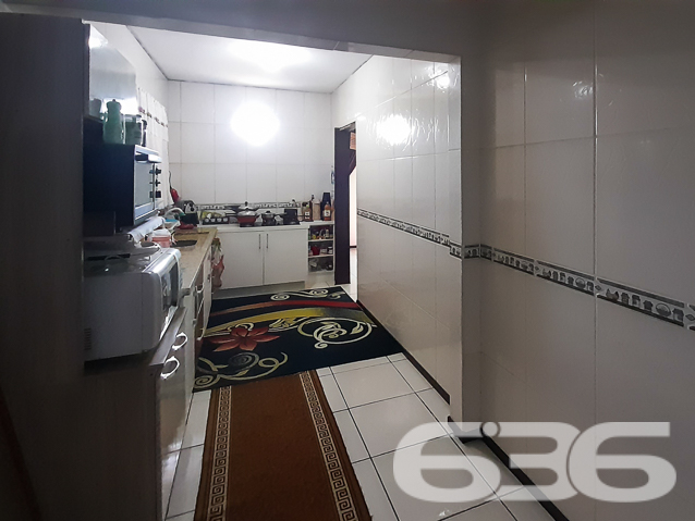 CASA A VENDA COM SUÍTE + 2 QUARTOS NO BAIRRO PETRÓPOLIS - ESTUDA PERMUTA
Apresentamos uma casa encantadora, com todos os atributos que você procura. Com uma arquitetura imponente, essa residência oferece conforto, espaço e qualidade de vida.
Ao adentrar nesta casa, você será recebido por uma atmosfera acolhedora e espaços generosos. O pé direito alto e a laje proporcionam uma sensação de amplitude em todos os cômodos. O piso cerâmico confere um toque de elegância e praticidade.
A casa conta com uma suíte + 2 quartos, perfeitos para acomodar toda a família com conforto e privacidade. A cozinha é ampla e funcional, ideal para os amantes da gastronomia. A sala de estar é o ambiente perfeito para reunir a família e receber os amigos.
Além disso, a casa possui despensa e um home office, perfeito para quem trabalha em casa ou deseja ter um espaço dedicado aos estudos.
O banheiro social, a área de serviço e a churrasqueira são detalhes que tornam essa casa ainda mais especial. O jardim é um convite ao relaxamento e ao contato com a natureza.
A garagem para dois carros (sendo uma coberta), com portão eletrônico, proporciona segurança e comodidade para toda a família.
Situada no bairro Petrópolis, você estará próximo a diversas conveniências, como supermercados, escolas, farmácias e comércios locais.
Fale conosco e saiba mais:
Telefone: (47) 3451-0636
WhatsApp: (47) 99190-0636
Imobiliária 636.