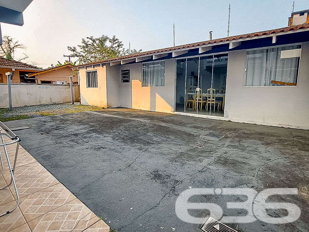 Descubra o Sobrado Ideal no Bairro Itaum, Joinville!

Este é o imóvel perfeito para você que procura conforto, espaço e uma localização estratégica em Joinville. Localizado no bairro Itaum, este sobrado oferece 229,39m² de área construída e foi projetado para proporcionar o melhor em qualidade de vida. 

Composição do Imóvel
3 dormitórios, 1 suíte, todos arejados e com boa iluminação natural, alguns deles com sacada para você relaxar e apreciar a vista da vizinhança tranquila.
1 sala ampla: Uma sala de estar integrada à sala de jantar, com ambiente ideal para reunir a família e amigos.
Cozinha gourmet, perfeita para quem adora cozinhar e receber.
Área de festa com churrasqueira, espaço completo para celebrar momentos especiais.
Piscina privativa, para refrescar seus dias e proporcionar lazer para toda a família.
Edícula espaçosa, ideal para diversas funcionalidades.
Garagem com espaço para até 4 veículos (2 vagas cobertas e 2 descobertas).
Área Externa
Com um terreno de 331m², a casa está localizada em uma esquina, o que proporciona maior privacidade e valorização. O espaço externo é murado e conta com portão eletrônico, grades nas janelas e sistema de vigilância eletrônica, oferecendo total segurança para sua família.

A varanda e as sacadas são ideais para aproveitar a brisa leve do fim de tarde e o visual urbano tranquilo, reforçando o caráter acolhedor do imóvel.

Localização Privilegiada
Situada no bairro Itaum, em Joinville, a casa está localizada em uma rua pavimentada e arborizada, próxima a vias de acesso rápido, o que facilita o deslocamento até o centro da cidade e outras regiões. Além disso, o imóvel fica perto de:

Shopping centers
Escolas
Transporte público
Hospitais e serviços essenciais
A localização é ideal para quem busca viver com qualidade de vida, sem abrir mão da comodidade de estar perto de tudo.

Permite animais, para quem deseja compartilhar o lar com seus pets.
Não perca a oportunidade de viver em um imóvel completo, em uma das regiões mais tranquilas e bem localizadas de Joinville. Seja para aproveitar os momentos de lazer em casa ou para usufruir das comodidades da região, essa casa oferece tudo o que você e sua família precisam!

Entre em contato e agende uma visita hoje mesmo!
 
636 NEGÓCIOS IMOBILIÁRIOS: A SUA MELHOR ESCOLHA
Com mais de 30 anos de experiência, a 636 Negócios Imobiliários é sua parceira ideal para encontrar o imóvel perfeito. Estamos prontos para ajudá-lo a fazer deste imóvel o seu novo lar.
 
Telefone: (47) 3451-0636
WhatsApp: (47) 99190-0636
 
Não perca esta oportunidade única. Visite nosso site para mais informações: i636.com.br