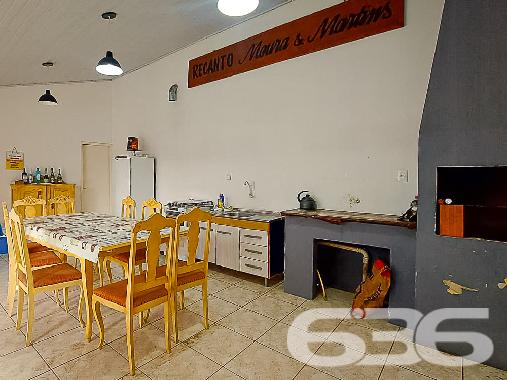 Descubra o Sobrado Ideal no Bairro Itaum, Joinville!

Este é o imóvel perfeito para você que procura conforto, espaço e uma localização estratégica em Joinville. Localizado no bairro Itaum, este sobrado oferece 229,39m² de área construída e foi projetado para proporcionar o melhor em qualidade de vida. 

Composição do Imóvel
3 dormitórios, 1 suíte, todos arejados e com boa iluminação natural, alguns deles com sacada para você relaxar e apreciar a vista da vizinhança tranquila.
1 sala ampla: Uma sala de estar integrada à sala de jantar, com ambiente ideal para reunir a família e amigos.
Cozinha gourmet, perfeita para quem adora cozinhar e receber.
Área de festa com churrasqueira, espaço completo para celebrar momentos especiais.
Piscina privativa, para refrescar seus dias e proporcionar lazer para toda a família.
Edícula espaçosa, ideal para diversas funcionalidades.
Garagem com espaço para até 4 veículos (2 vagas cobertas e 2 descobertas).
Área Externa
Com um terreno de 331m², a casa está localizada em uma esquina, o que proporciona maior privacidade e valorização. O espaço externo é murado e conta com portão eletrônico, grades nas janelas e sistema de vigilância eletrônica, oferecendo total segurança para sua família.

A varanda e as sacadas são ideais para aproveitar a brisa leve do fim de tarde e o visual urbano tranquilo, reforçando o caráter acolhedor do imóvel.

Localização Privilegiada
Situada no bairro Itaum, em Joinville, a casa está localizada em uma rua pavimentada e arborizada, próxima a vias de acesso rápido, o que facilita o deslocamento até o centro da cidade e outras regiões. Além disso, o imóvel fica perto de:

Shopping centers
Escolas
Transporte público
Hospitais e serviços essenciais
A localização é ideal para quem busca viver com qualidade de vida, sem abrir mão da comodidade de estar perto de tudo.

Permite animais, para quem deseja compartilhar o lar com seus pets.
Não perca a oportunidade de viver em um imóvel completo, em uma das regiões mais tranquilas e bem localizadas de Joinville. Seja para aproveitar os momentos de lazer em casa ou para usufruir das comodidades da região, essa casa oferece tudo o que você e sua família precisam!

Entre em contato e agende uma visita hoje mesmo!
 
636 NEGÓCIOS IMOBILIÁRIOS: A SUA MELHOR ESCOLHA
Com mais de 30 anos de experiência, a 636 Negócios Imobiliários é sua parceira ideal para encontrar o imóvel perfeito. Estamos prontos para ajudá-lo a fazer deste imóvel o seu novo lar.
 
Telefone: (47) 3451-0636
WhatsApp: (47) 99190-0636
 
Não perca esta oportunidade única. Visite nosso site para mais informações: i636.com.br