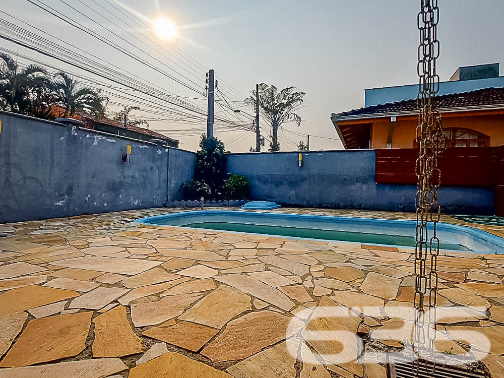 Descubra o Sobrado Ideal no Bairro Itaum, Joinville!

Este é o imóvel perfeito para você que procura conforto, espaço e uma localização estratégica em Joinville. Localizado no bairro Itaum, este sobrado oferece 229,39m² de área construída e foi projetado para proporcionar o melhor em qualidade de vida. 

Composição do Imóvel
3 dormitórios, 1 suíte, todos arejados e com boa iluminação natural, alguns deles com sacada para você relaxar e apreciar a vista da vizinhança tranquila.
1 sala ampla: Uma sala de estar integrada à sala de jantar, com ambiente ideal para reunir a família e amigos.
Cozinha gourmet, perfeita para quem adora cozinhar e receber.
Área de festa com churrasqueira, espaço completo para celebrar momentos especiais.
Piscina privativa, para refrescar seus dias e proporcionar lazer para toda a família.
Edícula espaçosa, ideal para diversas funcionalidades.
Garagem com espaço para até 4 veículos (2 vagas cobertas e 2 descobertas).
Área Externa
Com um terreno de 331m², a casa está localizada em uma esquina, o que proporciona maior privacidade e valorização. O espaço externo é murado e conta com portão eletrônico, grades nas janelas e sistema de vigilância eletrônica, oferecendo total segurança para sua família.

A varanda e as sacadas são ideais para aproveitar a brisa leve do fim de tarde e o visual urbano tranquilo, reforçando o caráter acolhedor do imóvel.

Localização Privilegiada
Situada no bairro Itaum, em Joinville, a casa está localizada em uma rua pavimentada e arborizada, próxima a vias de acesso rápido, o que facilita o deslocamento até o centro da cidade e outras regiões. Além disso, o imóvel fica perto de:

Shopping centers
Escolas
Transporte público
Hospitais e serviços essenciais
A localização é ideal para quem busca viver com qualidade de vida, sem abrir mão da comodidade de estar perto de tudo.

Permite animais, para quem deseja compartilhar o lar com seus pets.
Não perca a oportunidade de viver em um imóvel completo, em uma das regiões mais tranquilas e bem localizadas de Joinville. Seja para aproveitar os momentos de lazer em casa ou para usufruir das comodidades da região, essa casa oferece tudo o que você e sua família precisam!

Entre em contato e agende uma visita hoje mesmo!
 
636 NEGÓCIOS IMOBILIÁRIOS: A SUA MELHOR ESCOLHA
Com mais de 30 anos de experiência, a 636 Negócios Imobiliários é sua parceira ideal para encontrar o imóvel perfeito. Estamos prontos para ajudá-lo a fazer deste imóvel o seu novo lar.
 
Telefone: (47) 3451-0636
WhatsApp: (47) 99190-0636
 
Não perca esta oportunidade única. Visite nosso site para mais informações: i636.com.br