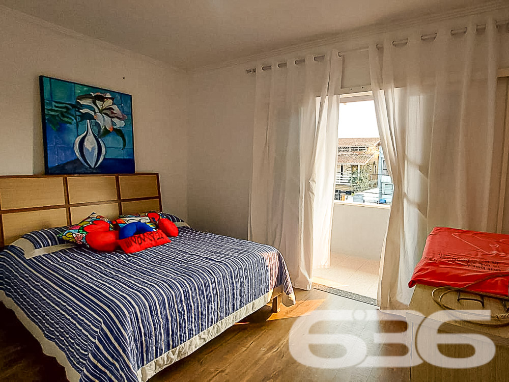 Descubra o Sobrado Ideal no Bairro Itaum, Joinville!

Este é o imóvel perfeito para você que procura conforto, espaço e uma localização estratégica em Joinville. Localizado no bairro Itaum, este sobrado oferece 229,39m² de área construída e foi projetado para proporcionar o melhor em qualidade de vida. 

Composição do Imóvel
3 dormitórios, 1 suíte, todos arejados e com boa iluminação natural, alguns deles com sacada para você relaxar e apreciar a vista da vizinhança tranquila.
1 sala ampla: Uma sala de estar integrada à sala de jantar, com ambiente ideal para reunir a família e amigos.
Cozinha gourmet, perfeita para quem adora cozinhar e receber.
Área de festa com churrasqueira, espaço completo para celebrar momentos especiais.
Piscina privativa, para refrescar seus dias e proporcionar lazer para toda a família.
Edícula espaçosa, ideal para diversas funcionalidades.
Garagem com espaço para até 4 veículos (2 vagas cobertas e 2 descobertas).
Área Externa
Com um terreno de 331m², a casa está localizada em uma esquina, o que proporciona maior privacidade e valorização. O espaço externo é murado e conta com portão eletrônico, grades nas janelas e sistema de vigilância eletrônica, oferecendo total segurança para sua família.

A varanda e as sacadas são ideais para aproveitar a brisa leve do fim de tarde e o visual urbano tranquilo, reforçando o caráter acolhedor do imóvel.

Localização Privilegiada
Situada no bairro Itaum, em Joinville, a casa está localizada em uma rua pavimentada e arborizada, próxima a vias de acesso rápido, o que facilita o deslocamento até o centro da cidade e outras regiões. Além disso, o imóvel fica perto de:

Shopping centers
Escolas
Transporte público
Hospitais e serviços essenciais
A localização é ideal para quem busca viver com qualidade de vida, sem abrir mão da comodidade de estar perto de tudo.

Permite animais, para quem deseja compartilhar o lar com seus pets.
Não perca a oportunidade de viver em um imóvel completo, em uma das regiões mais tranquilas e bem localizadas de Joinville. Seja para aproveitar os momentos de lazer em casa ou para usufruir das comodidades da região, essa casa oferece tudo o que você e sua família precisam!

Entre em contato e agende uma visita hoje mesmo!
 
636 NEGÓCIOS IMOBILIÁRIOS: A SUA MELHOR ESCOLHA
Com mais de 30 anos de experiência, a 636 Negócios Imobiliários é sua parceira ideal para encontrar o imóvel perfeito. Estamos prontos para ajudá-lo a fazer deste imóvel o seu novo lar.
 
Telefone: (47) 3451-0636
WhatsApp: (47) 99190-0636
 
Não perca esta oportunidade única. Visite nosso site para mais informações: i636.com.br