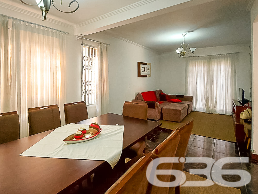 Descubra o Sobrado Ideal no Bairro Itaum, Joinville!

Este é o imóvel perfeito para você que procura conforto, espaço e uma localização estratégica em Joinville. Localizado no bairro Itaum, este sobrado oferece 229,39m² de área construída e foi projetado para proporcionar o melhor em qualidade de vida. 

Composição do Imóvel
3 dormitórios, 1 suíte, todos arejados e com boa iluminação natural, alguns deles com sacada para você relaxar e apreciar a vista da vizinhança tranquila.
1 sala ampla: Uma sala de estar integrada à sala de jantar, com ambiente ideal para reunir a família e amigos.
Cozinha gourmet, perfeita para quem adora cozinhar e receber.
Área de festa com churrasqueira, espaço completo para celebrar momentos especiais.
Piscina privativa, para refrescar seus dias e proporcionar lazer para toda a família.
Edícula espaçosa, ideal para diversas funcionalidades.
Garagem com espaço para até 4 veículos (2 vagas cobertas e 2 descobertas).
Área Externa
Com um terreno de 331m², a casa está localizada em uma esquina, o que proporciona maior privacidade e valorização. O espaço externo é murado e conta com portão eletrônico, grades nas janelas e sistema de vigilância eletrônica, oferecendo total segurança para sua família.

A varanda e as sacadas são ideais para aproveitar a brisa leve do fim de tarde e o visual urbano tranquilo, reforçando o caráter acolhedor do imóvel.

Localização Privilegiada
Situada no bairro Itaum, em Joinville, a casa está localizada em uma rua pavimentada e arborizada, próxima a vias de acesso rápido, o que facilita o deslocamento até o centro da cidade e outras regiões. Além disso, o imóvel fica perto de:

Shopping centers
Escolas
Transporte público
Hospitais e serviços essenciais
A localização é ideal para quem busca viver com qualidade de vida, sem abrir mão da comodidade de estar perto de tudo.

Permite animais, para quem deseja compartilhar o lar com seus pets.
Não perca a oportunidade de viver em um imóvel completo, em uma das regiões mais tranquilas e bem localizadas de Joinville. Seja para aproveitar os momentos de lazer em casa ou para usufruir das comodidades da região, essa casa oferece tudo o que você e sua família precisam!

Entre em contato e agende uma visita hoje mesmo!
 
636 NEGÓCIOS IMOBILIÁRIOS: A SUA MELHOR ESCOLHA
Com mais de 30 anos de experiência, a 636 Negócios Imobiliários é sua parceira ideal para encontrar o imóvel perfeito. Estamos prontos para ajudá-lo a fazer deste imóvel o seu novo lar.
 
Telefone: (47) 3451-0636
WhatsApp: (47) 99190-0636
 
Não perca esta oportunidade única. Visite nosso site para mais informações: i636.com.br