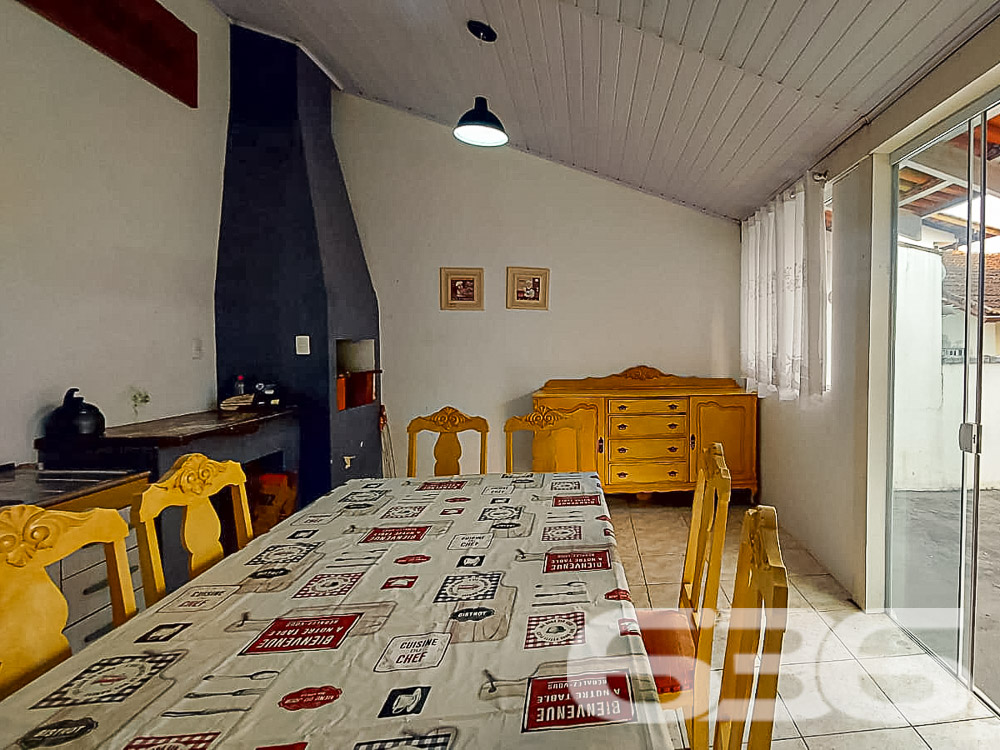 Descubra o Sobrado Ideal no Bairro Itaum, Joinville!

Este é o imóvel perfeito para você que procura conforto, espaço e uma localização estratégica em Joinville. Localizado no bairro Itaum, este sobrado oferece 229,39m² de área construída e foi projetado para proporcionar o melhor em qualidade de vida. 

Composição do Imóvel
3 dormitórios, 1 suíte, todos arejados e com boa iluminação natural, alguns deles com sacada para você relaxar e apreciar a vista da vizinhança tranquila.
1 sala ampla: Uma sala de estar integrada à sala de jantar, com ambiente ideal para reunir a família e amigos.
Cozinha gourmet, perfeita para quem adora cozinhar e receber.
Área de festa com churrasqueira, espaço completo para celebrar momentos especiais.
Piscina privativa, para refrescar seus dias e proporcionar lazer para toda a família.
Edícula espaçosa, ideal para diversas funcionalidades.
Garagem com espaço para até 4 veículos (2 vagas cobertas e 2 descobertas).
Área Externa
Com um terreno de 331m², a casa está localizada em uma esquina, o que proporciona maior privacidade e valorização. O espaço externo é murado e conta com portão eletrônico, grades nas janelas e sistema de vigilância eletrônica, oferecendo total segurança para sua família.

A varanda e as sacadas são ideais para aproveitar a brisa leve do fim de tarde e o visual urbano tranquilo, reforçando o caráter acolhedor do imóvel.

Localização Privilegiada
Situada no bairro Itaum, em Joinville, a casa está localizada em uma rua pavimentada e arborizada, próxima a vias de acesso rápido, o que facilita o deslocamento até o centro da cidade e outras regiões. Além disso, o imóvel fica perto de:

Shopping centers
Escolas
Transporte público
Hospitais e serviços essenciais
A localização é ideal para quem busca viver com qualidade de vida, sem abrir mão da comodidade de estar perto de tudo.

Permite animais, para quem deseja compartilhar o lar com seus pets.
Não perca a oportunidade de viver em um imóvel completo, em uma das regiões mais tranquilas e bem localizadas de Joinville. Seja para aproveitar os momentos de lazer em casa ou para usufruir das comodidades da região, essa casa oferece tudo o que você e sua família precisam!

Entre em contato e agende uma visita hoje mesmo!
 
636 NEGÓCIOS IMOBILIÁRIOS: A SUA MELHOR ESCOLHA
Com mais de 30 anos de experiência, a 636 Negócios Imobiliários é sua parceira ideal para encontrar o imóvel perfeito. Estamos prontos para ajudá-lo a fazer deste imóvel o seu novo lar.
 
Telefone: (47) 3451-0636
WhatsApp: (47) 99190-0636
 
Não perca esta oportunidade única. Visite nosso site para mais informações: i636.com.br