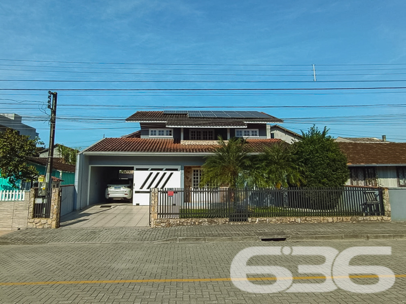 Descubra o lar dos seus sonhos em Joinville, no bairro Itaum. Esta residência padrão térrea, oferece 247,09 m² de área construída, proporcionando espaço e conforto para toda a família.
Ao entrar, você será recebido por uma sala de estar acolhedora, seguida de uma sala íntima ideal para momentos de relaxamento. A cozinha espaçosa, pronta para preparar suas refeições favoritas. Destaca-se pela sua funcionalidade e pelo acesso direto à área de festas, onde um fogão a lenha e uma churrasqueira convidam para momentos memoráveis ao lado de amigos e familiares.
A residência é composta por quatro dormitórios aconchegantes, uma suíte com closet, oferecendo um refúgio privativo e confortável. Todos os quartos estão bem iluminados e ventilados, criando um ambiente tranquilo e acolhedor.
Externamente, a propriedade é um verdadeiro oásis, com um jardim encantador, uma piscina que promete ser o centro das atenções durante os meses mais quentes, e uma edícula com lavanderia, banheiro adicional, e espaços que podem ser adaptados para quarto ou cozinha extra.
Esta casa também é equipada com portão eletrônico e sistema de câmeras, proporcionando segurança e privacidade para sua família. Localizada em uma rua pavimentada e com fácil acesso a vias principais, a propriedade está próxima a escolas, hospitais, shopping centers e todos os serviços públicos essenciais, garantindo conveniência para o seu dia a dia.
Em suma, esta residência não é apenas um imóvel, mas um lar repleto de potencial para criar memórias duradouras. Se você está buscando uma casa que combina conforto, segurança e uma localização excelente, esta é uma oportunidade imperdível. Venha conhecer e deixe-se encantar por cada detalhe!
636 Negócios Imobiliários, mais de 30 anos de experiência transformando sonhos em realidade.
636 NEGÓCIOS IMOBILIÁRIOS: A SUA MELHOR ESCOLHA
Com mais de 30 anos de experiência, a 636 Negócios Imobiliários é sua parceira ideal para encontrar o imóvel perfeito. Estamos prontos para ajudá-lo a fazer deste imóvel o seu novo lar.
Telefone: (47) 3451-0636
WhatsApp: (47) 99190-0636
Não perca esta oportunidade única. Visite nosso site para mais informações: i636.com.br