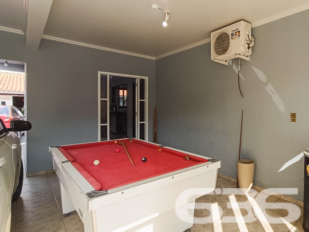 Descubra o lar dos seus sonhos em Joinville, no bairro Itaum. Esta residência padrão térrea, oferece 247,09 m² de área construída, proporcionando espaço e conforto para toda a família.
Ao entrar, você será recebido por uma sala de estar acolhedora, seguida de uma sala íntima ideal para momentos de relaxamento. A cozinha espaçosa, pronta para preparar suas refeições favoritas. Destaca-se pela sua funcionalidade e pelo acesso direto à área de festas, onde um fogão a lenha e uma churrasqueira convidam para momentos memoráveis ao lado de amigos e familiares.
A residência é composta por quatro dormitórios aconchegantes, uma suíte com closet, oferecendo um refúgio privativo e confortável. Todos os quartos estão bem iluminados e ventilados, criando um ambiente tranquilo e acolhedor.
Externamente, a propriedade é um verdadeiro oásis, com um jardim encantador, uma piscina que promete ser o centro das atenções durante os meses mais quentes, e uma edícula com lavanderia, banheiro adicional, e espaços que podem ser adaptados para quarto ou cozinha extra.
Esta casa também é equipada com portão eletrônico e sistema de câmeras, proporcionando segurança e privacidade para sua família. Localizada em uma rua pavimentada e com fácil acesso a vias principais, a propriedade está próxima a escolas, hospitais, shopping centers e todos os serviços públicos essenciais, garantindo conveniência para o seu dia a dia.
Em suma, esta residência não é apenas um imóvel, mas um lar repleto de potencial para criar memórias duradouras. Se você está buscando uma casa que combina conforto, segurança e uma localização excelente, esta é uma oportunidade imperdível. Venha conhecer e deixe-se encantar por cada detalhe!
636 Negócios Imobiliários, mais de 30 anos de experiência transformando sonhos em realidade.
636 NEGÓCIOS IMOBILIÁRIOS: A SUA MELHOR ESCOLHA
Com mais de 30 anos de experiência, a 636 Negócios Imobiliários é sua parceira ideal para encontrar o imóvel perfeito. Estamos prontos para ajudá-lo a fazer deste imóvel o seu novo lar.
Telefone: (47) 3451-0636
WhatsApp: (47) 99190-0636
Não perca esta oportunidade única. Visite nosso site para mais informações: i636.com.br