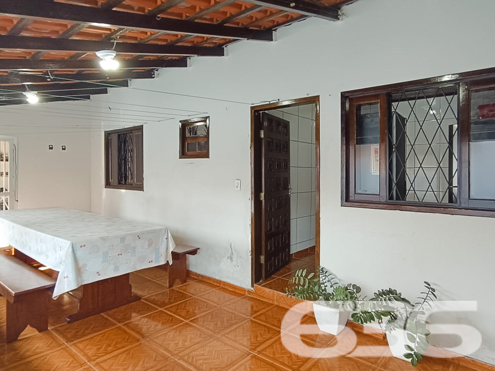 Descubra o lar dos seus sonhos em Joinville, no bairro Itaum. Esta residência padrão térrea, oferece 247,09 m² de área construída, proporcionando espaço e conforto para toda a família.
Ao entrar, você será recebido por uma sala de estar acolhedora, seguida de uma sala íntima ideal para momentos de relaxamento. A cozinha espaçosa, pronta para preparar suas refeições favoritas. Destaca-se pela sua funcionalidade e pelo acesso direto à área de festas, onde um fogão a lenha e uma churrasqueira convidam para momentos memoráveis ao lado de amigos e familiares.
A residência é composta por quatro dormitórios aconchegantes, uma suíte com closet, oferecendo um refúgio privativo e confortável. Todos os quartos estão bem iluminados e ventilados, criando um ambiente tranquilo e acolhedor.
Externamente, a propriedade é um verdadeiro oásis, com um jardim encantador, uma piscina que promete ser o centro das atenções durante os meses mais quentes, e uma edícula com lavanderia, banheiro adicional, e espaços que podem ser adaptados para quarto ou cozinha extra.
Esta casa também é equipada com portão eletrônico e sistema de câmeras, proporcionando segurança e privacidade para sua família. Localizada em uma rua pavimentada e com fácil acesso a vias principais, a propriedade está próxima a escolas, hospitais, shopping centers e todos os serviços públicos essenciais, garantindo conveniência para o seu dia a dia.
Em suma, esta residência não é apenas um imóvel, mas um lar repleto de potencial para criar memórias duradouras. Se você está buscando uma casa que combina conforto, segurança e uma localização excelente, esta é uma oportunidade imperdível. Venha conhecer e deixe-se encantar por cada detalhe!
636 Negócios Imobiliários, mais de 30 anos de experiência transformando sonhos em realidade.
636 NEGÓCIOS IMOBILIÁRIOS: A SUA MELHOR ESCOLHA
Com mais de 30 anos de experiência, a 636 Negócios Imobiliários é sua parceira ideal para encontrar o imóvel perfeito. Estamos prontos para ajudá-lo a fazer deste imóvel o seu novo lar.
Telefone: (47) 3451-0636
WhatsApp: (47) 99190-0636
Não perca esta oportunidade única. Visite nosso site para mais informações: i636.com.br