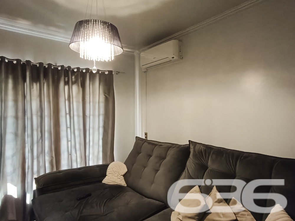 Descubra o lar dos seus sonhos em Joinville, no bairro Itaum. Esta residência padrão térrea, oferece 247,09 m² de área construída, proporcionando espaço e conforto para toda a família.
Ao entrar, você será recebido por uma sala de estar acolhedora, seguida de uma sala íntima ideal para momentos de relaxamento. A cozinha espaçosa, pronta para preparar suas refeições favoritas. Destaca-se pela sua funcionalidade e pelo acesso direto à área de festas, onde um fogão a lenha e uma churrasqueira convidam para momentos memoráveis ao lado de amigos e familiares.
A residência é composta por quatro dormitórios aconchegantes, uma suíte com closet, oferecendo um refúgio privativo e confortável. Todos os quartos estão bem iluminados e ventilados, criando um ambiente tranquilo e acolhedor.
Externamente, a propriedade é um verdadeiro oásis, com um jardim encantador, uma piscina que promete ser o centro das atenções durante os meses mais quentes, e uma edícula com lavanderia, banheiro adicional, e espaços que podem ser adaptados para quarto ou cozinha extra.
Esta casa também é equipada com portão eletrônico e sistema de câmeras, proporcionando segurança e privacidade para sua família. Localizada em uma rua pavimentada e com fácil acesso a vias principais, a propriedade está próxima a escolas, hospitais, shopping centers e todos os serviços públicos essenciais, garantindo conveniência para o seu dia a dia.
Em suma, esta residência não é apenas um imóvel, mas um lar repleto de potencial para criar memórias duradouras. Se você está buscando uma casa que combina conforto, segurança e uma localização excelente, esta é uma oportunidade imperdível. Venha conhecer e deixe-se encantar por cada detalhe!
636 Negócios Imobiliários, mais de 30 anos de experiência transformando sonhos em realidade.
636 NEGÓCIOS IMOBILIÁRIOS: A SUA MELHOR ESCOLHA
Com mais de 30 anos de experiência, a 636 Negócios Imobiliários é sua parceira ideal para encontrar o imóvel perfeito. Estamos prontos para ajudá-lo a fazer deste imóvel o seu novo lar.
Telefone: (47) 3451-0636
WhatsApp: (47) 99190-0636
Não perca esta oportunidade única. Visite nosso site para mais informações: i636.com.br