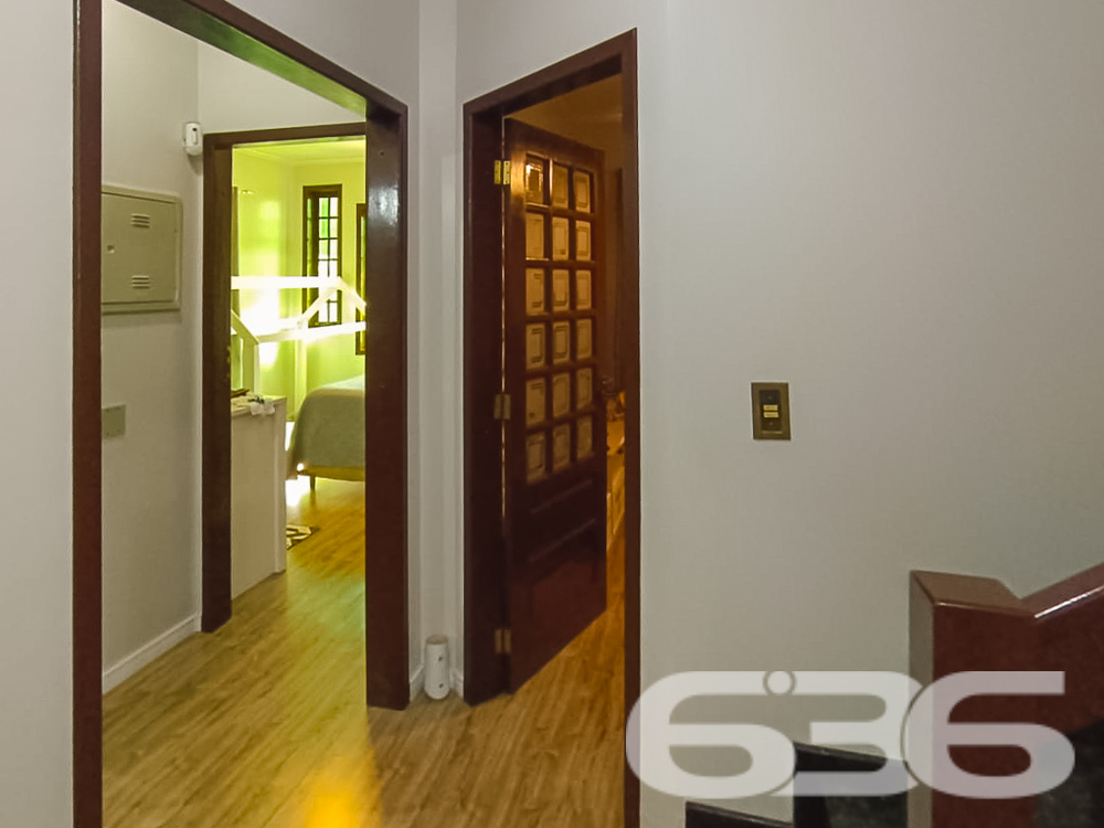 Descubra o lar dos seus sonhos em Joinville, no bairro Itaum. Esta residência padrão térrea, oferece 247,09 m² de área construída, proporcionando espaço e conforto para toda a família.
Ao entrar, você será recebido por uma sala de estar acolhedora, seguida de uma sala íntima ideal para momentos de relaxamento. A cozinha espaçosa, pronta para preparar suas refeições favoritas. Destaca-se pela sua funcionalidade e pelo acesso direto à área de festas, onde um fogão a lenha e uma churrasqueira convidam para momentos memoráveis ao lado de amigos e familiares.
A residência é composta por quatro dormitórios aconchegantes, uma suíte com closet, oferecendo um refúgio privativo e confortável. Todos os quartos estão bem iluminados e ventilados, criando um ambiente tranquilo e acolhedor.
Externamente, a propriedade é um verdadeiro oásis, com um jardim encantador, uma piscina que promete ser o centro das atenções durante os meses mais quentes, e uma edícula com lavanderia, banheiro adicional, e espaços que podem ser adaptados para quarto ou cozinha extra.
Esta casa também é equipada com portão eletrônico e sistema de câmeras, proporcionando segurança e privacidade para sua família. Localizada em uma rua pavimentada e com fácil acesso a vias principais, a propriedade está próxima a escolas, hospitais, shopping centers e todos os serviços públicos essenciais, garantindo conveniência para o seu dia a dia.
Em suma, esta residência não é apenas um imóvel, mas um lar repleto de potencial para criar memórias duradouras. Se você está buscando uma casa que combina conforto, segurança e uma localização excelente, esta é uma oportunidade imperdível. Venha conhecer e deixe-se encantar por cada detalhe!
636 Negócios Imobiliários, mais de 30 anos de experiência transformando sonhos em realidade.
636 NEGÓCIOS IMOBILIÁRIOS: A SUA MELHOR ESCOLHA
Com mais de 30 anos de experiência, a 636 Negócios Imobiliários é sua parceira ideal para encontrar o imóvel perfeito. Estamos prontos para ajudá-lo a fazer deste imóvel o seu novo lar.
Telefone: (47) 3451-0636
WhatsApp: (47) 99190-0636
Não perca esta oportunidade única. Visite nosso site para mais informações: i636.com.br
