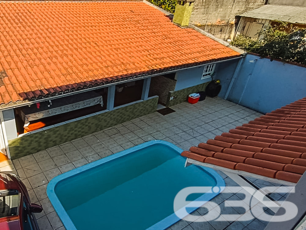 Descubra o lar dos seus sonhos em Joinville, no bairro Itaum. Esta residência padrão térrea, oferece 247,09 m² de área construída, proporcionando espaço e conforto para toda a família.
Ao entrar, você será recebido por uma sala de estar acolhedora, seguida de uma sala íntima ideal para momentos de relaxamento. A cozinha espaçosa, pronta para preparar suas refeições favoritas. Destaca-se pela sua funcionalidade e pelo acesso direto à área de festas, onde um fogão a lenha e uma churrasqueira convidam para momentos memoráveis ao lado de amigos e familiares.
A residência é composta por quatro dormitórios aconchegantes, uma suíte com closet, oferecendo um refúgio privativo e confortável. Todos os quartos estão bem iluminados e ventilados, criando um ambiente tranquilo e acolhedor.
Externamente, a propriedade é um verdadeiro oásis, com um jardim encantador, uma piscina que promete ser o centro das atenções durante os meses mais quentes, e uma edícula com lavanderia, banheiro adicional, e espaços que podem ser adaptados para quarto ou cozinha extra.
Esta casa também é equipada com portão eletrônico e sistema de câmeras, proporcionando segurança e privacidade para sua família. Localizada em uma rua pavimentada e com fácil acesso a vias principais, a propriedade está próxima a escolas, hospitais, shopping centers e todos os serviços públicos essenciais, garantindo conveniência para o seu dia a dia.
Em suma, esta residência não é apenas um imóvel, mas um lar repleto de potencial para criar memórias duradouras. Se você está buscando uma casa que combina conforto, segurança e uma localização excelente, esta é uma oportunidade imperdível. Venha conhecer e deixe-se encantar por cada detalhe!
636 Negócios Imobiliários, mais de 30 anos de experiência transformando sonhos em realidade.
636 NEGÓCIOS IMOBILIÁRIOS: A SUA MELHOR ESCOLHA
Com mais de 30 anos de experiência, a 636 Negócios Imobiliários é sua parceira ideal para encontrar o imóvel perfeito. Estamos prontos para ajudá-lo a fazer deste imóvel o seu novo lar.
Telefone: (47) 3451-0636
WhatsApp: (47) 99190-0636
Não perca esta oportunidade única. Visite nosso site para mais informações: i636.com.br