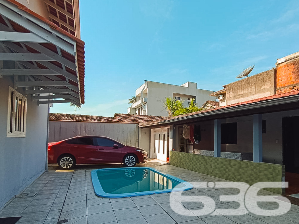 Descubra o lar dos seus sonhos em Joinville, no bairro Itaum. Esta residência padrão térrea, oferece 247,09 m² de área construída, proporcionando espaço e conforto para toda a família.
Ao entrar, você será recebido por uma sala de estar acolhedora, seguida de uma sala íntima ideal para momentos de relaxamento. A cozinha espaçosa, pronta para preparar suas refeições favoritas. Destaca-se pela sua funcionalidade e pelo acesso direto à área de festas, onde um fogão a lenha e uma churrasqueira convidam para momentos memoráveis ao lado de amigos e familiares.
A residência é composta por quatro dormitórios aconchegantes, uma suíte com closet, oferecendo um refúgio privativo e confortável. Todos os quartos estão bem iluminados e ventilados, criando um ambiente tranquilo e acolhedor.
Externamente, a propriedade é um verdadeiro oásis, com um jardim encantador, uma piscina que promete ser o centro das atenções durante os meses mais quentes, e uma edícula com lavanderia, banheiro adicional, e espaços que podem ser adaptados para quarto ou cozinha extra.
Esta casa também é equipada com portão eletrônico e sistema de câmeras, proporcionando segurança e privacidade para sua família. Localizada em uma rua pavimentada e com fácil acesso a vias principais, a propriedade está próxima a escolas, hospitais, shopping centers e todos os serviços públicos essenciais, garantindo conveniência para o seu dia a dia.
Em suma, esta residência não é apenas um imóvel, mas um lar repleto de potencial para criar memórias duradouras. Se você está buscando uma casa que combina conforto, segurança e uma localização excelente, esta é uma oportunidade imperdível. Venha conhecer e deixe-se encantar por cada detalhe!
636 Negócios Imobiliários, mais de 30 anos de experiência transformando sonhos em realidade.
636 NEGÓCIOS IMOBILIÁRIOS: A SUA MELHOR ESCOLHA
Com mais de 30 anos de experiência, a 636 Negócios Imobiliários é sua parceira ideal para encontrar o imóvel perfeito. Estamos prontos para ajudá-lo a fazer deste imóvel o seu novo lar.
Telefone: (47) 3451-0636
WhatsApp: (47) 99190-0636
Não perca esta oportunidade única. Visite nosso site para mais informações: i636.com.br