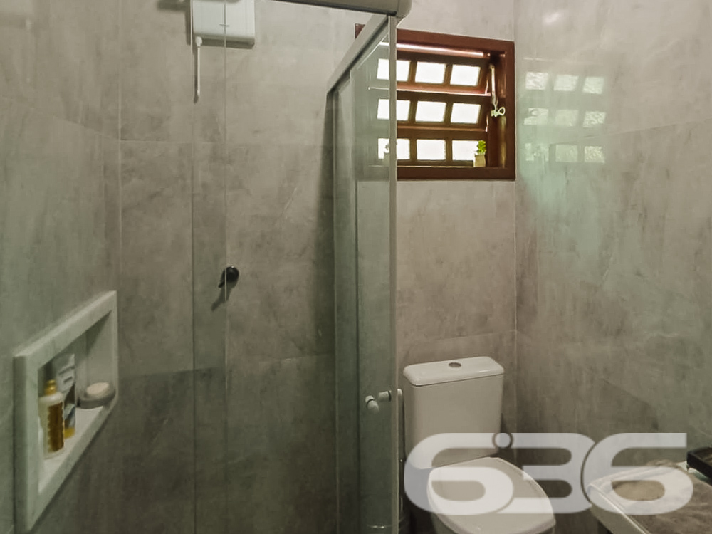 Descubra o lar dos seus sonhos em Joinville, no bairro Itaum. Esta residência padrão térrea, oferece 247,09 m² de área construída, proporcionando espaço e conforto para toda a família.
Ao entrar, você será recebido por uma sala de estar acolhedora, seguida de uma sala íntima ideal para momentos de relaxamento. A cozinha espaçosa, pronta para preparar suas refeições favoritas. Destaca-se pela sua funcionalidade e pelo acesso direto à área de festas, onde um fogão a lenha e uma churrasqueira convidam para momentos memoráveis ao lado de amigos e familiares.
A residência é composta por quatro dormitórios aconchegantes, uma suíte com closet, oferecendo um refúgio privativo e confortável. Todos os quartos estão bem iluminados e ventilados, criando um ambiente tranquilo e acolhedor.
Externamente, a propriedade é um verdadeiro oásis, com um jardim encantador, uma piscina que promete ser o centro das atenções durante os meses mais quentes, e uma edícula com lavanderia, banheiro adicional, e espaços que podem ser adaptados para quarto ou cozinha extra.
Esta casa também é equipada com portão eletrônico e sistema de câmeras, proporcionando segurança e privacidade para sua família. Localizada em uma rua pavimentada e com fácil acesso a vias principais, a propriedade está próxima a escolas, hospitais, shopping centers e todos os serviços públicos essenciais, garantindo conveniência para o seu dia a dia.
Em suma, esta residência não é apenas um imóvel, mas um lar repleto de potencial para criar memórias duradouras. Se você está buscando uma casa que combina conforto, segurança e uma localização excelente, esta é uma oportunidade imperdível. Venha conhecer e deixe-se encantar por cada detalhe!
636 Negócios Imobiliários, mais de 30 anos de experiência transformando sonhos em realidade.
636 NEGÓCIOS IMOBILIÁRIOS: A SUA MELHOR ESCOLHA
Com mais de 30 anos de experiência, a 636 Negócios Imobiliários é sua parceira ideal para encontrar o imóvel perfeito. Estamos prontos para ajudá-lo a fazer deste imóvel o seu novo lar.
Telefone: (47) 3451-0636
WhatsApp: (47) 99190-0636
Não perca esta oportunidade única. Visite nosso site para mais informações: i636.com.br