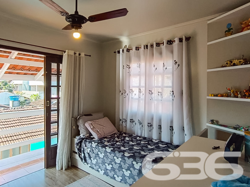Descubra o lar dos seus sonhos em Joinville, no bairro Itaum. Esta residência padrão térrea, oferece 247,09 m² de área construída, proporcionando espaço e conforto para toda a família.
Ao entrar, você será recebido por uma sala de estar acolhedora, seguida de uma sala íntima ideal para momentos de relaxamento. A cozinha espaçosa, pronta para preparar suas refeições favoritas. Destaca-se pela sua funcionalidade e pelo acesso direto à área de festas, onde um fogão a lenha e uma churrasqueira convidam para momentos memoráveis ao lado de amigos e familiares.
A residência é composta por quatro dormitórios aconchegantes, uma suíte com closet, oferecendo um refúgio privativo e confortável. Todos os quartos estão bem iluminados e ventilados, criando um ambiente tranquilo e acolhedor.
Externamente, a propriedade é um verdadeiro oásis, com um jardim encantador, uma piscina que promete ser o centro das atenções durante os meses mais quentes, e uma edícula com lavanderia, banheiro adicional, e espaços que podem ser adaptados para quarto ou cozinha extra.
Esta casa também é equipada com portão eletrônico e sistema de câmeras, proporcionando segurança e privacidade para sua família. Localizada em uma rua pavimentada e com fácil acesso a vias principais, a propriedade está próxima a escolas, hospitais, shopping centers e todos os serviços públicos essenciais, garantindo conveniência para o seu dia a dia.
Em suma, esta residência não é apenas um imóvel, mas um lar repleto de potencial para criar memórias duradouras. Se você está buscando uma casa que combina conforto, segurança e uma localização excelente, esta é uma oportunidade imperdível. Venha conhecer e deixe-se encantar por cada detalhe!
636 Negócios Imobiliários, mais de 30 anos de experiência transformando sonhos em realidade.
636 NEGÓCIOS IMOBILIÁRIOS: A SUA MELHOR ESCOLHA
Com mais de 30 anos de experiência, a 636 Negócios Imobiliários é sua parceira ideal para encontrar o imóvel perfeito. Estamos prontos para ajudá-lo a fazer deste imóvel o seu novo lar.
Telefone: (47) 3451-0636
WhatsApp: (47) 99190-0636
Não perca esta oportunidade única. Visite nosso site para mais informações: i636.com.br