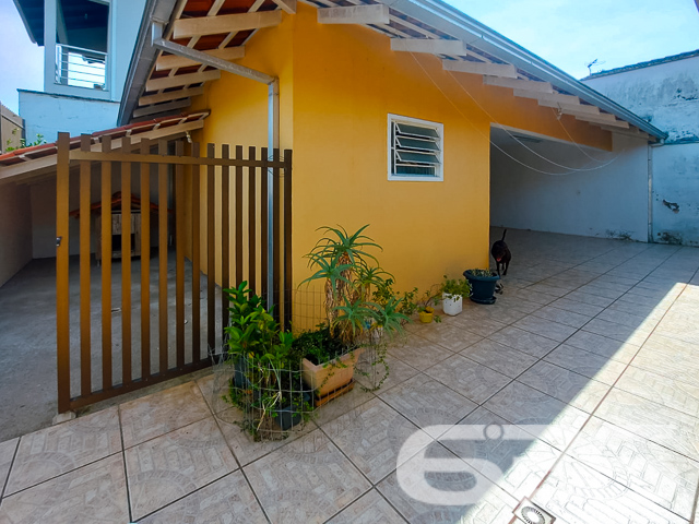 IMÓVEL COM SUÍTE + 5 DORMITÓRIOS NO BAIRRO ITAUM

Descubra a casa ideal para quem busca espaço e conforto em Itaum. Com 360m² de terreno e 164,45m² de área construída, esta residência oferece 6 dormitórios, incluindo uma suíte, 3 banheiros, jardim, edícula, e uma cozinha gourmet para os amantes da culinária.

UM LAR AMPLO COM POSSIBILIDADES ILIMITADAS:
Além da cozinha equipada, desfrute de uma sala de estar e jantar espaçosa, uma sala íntima adicional, lavanderia ampla, e uma edícula que pode ser transformada em um sexto dormitório.

O imóvel ainda conta com espaço suficiente para a construção de uma piscina, tornando-o perfeito para a família e entretenimento.

LOCALIZAÇÃO PRIVILEGIADA NO BAIRRO ITAUM:
Situada no coração do bairro Itaum, esta casa está próxima a escolas, hospitais, e com fácil acesso a vias principais e transporte público, garantindo conveniência para o seu dia a dia.

CONTE COM A EXPERIÊNCIA DA 636 NEGÓCIOS IMOBILIÁRIOS:
Com mais de 30 anos de mercado, a 636 Negócios Imobiliários é sua parceira ideal para encontrar o lar dos sonhos. Estamos prontos para ajudá-lo a fazer o melhor investimento para sua família.

Telefone: (47) 3451-0636
WhatsApp: (47) 99190-0636

Visite nosso site para mais informações: i636.com.br