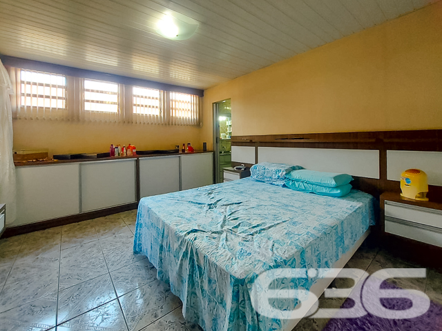 IMÓVEL COM SUÍTE + 5 DORMITÓRIOS NO BAIRRO ITAUM

Descubra a casa ideal para quem busca espaço e conforto em Itaum. Com 360m² de terreno e 164,45m² de área construída, esta residência oferece 6 dormitórios, incluindo uma suíte, 3 banheiros, jardim, edícula, e uma cozinha gourmet para os amantes da culinária.

UM LAR AMPLO COM POSSIBILIDADES ILIMITADAS:
Além da cozinha equipada, desfrute de uma sala de estar e jantar espaçosa, uma sala íntima adicional, lavanderia ampla, e uma edícula que pode ser transformada em um sexto dormitório.

O imóvel ainda conta com espaço suficiente para a construção de uma piscina, tornando-o perfeito para a família e entretenimento.

LOCALIZAÇÃO PRIVILEGIADA NO BAIRRO ITAUM:
Situada no coração do bairro Itaum, esta casa está próxima a escolas, hospitais, e com fácil acesso a vias principais e transporte público, garantindo conveniência para o seu dia a dia.

CONTE COM A EXPERIÊNCIA DA 636 NEGÓCIOS IMOBILIÁRIOS:
Com mais de 30 anos de mercado, a 636 Negócios Imobiliários é sua parceira ideal para encontrar o lar dos sonhos. Estamos prontos para ajudá-lo a fazer o melhor investimento para sua família.

Telefone: (47) 3451-0636
WhatsApp: (47) 99190-0636

Visite nosso site para mais informações: i636.com.br