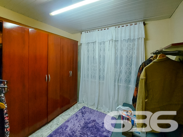 IMÓVEL COM SUÍTE + 5 DORMITÓRIOS NO BAIRRO ITAUM

Descubra a casa ideal para quem busca espaço e conforto em Itaum. Com 360m² de terreno e 164,45m² de área construída, esta residência oferece 6 dormitórios, incluindo uma suíte, 3 banheiros, jardim, edícula, e uma cozinha gourmet para os amantes da culinária.

UM LAR AMPLO COM POSSIBILIDADES ILIMITADAS:
Além da cozinha equipada, desfrute de uma sala de estar e jantar espaçosa, uma sala íntima adicional, lavanderia ampla, e uma edícula que pode ser transformada em um sexto dormitório.

O imóvel ainda conta com espaço suficiente para a construção de uma piscina, tornando-o perfeito para a família e entretenimento.

LOCALIZAÇÃO PRIVILEGIADA NO BAIRRO ITAUM:
Situada no coração do bairro Itaum, esta casa está próxima a escolas, hospitais, e com fácil acesso a vias principais e transporte público, garantindo conveniência para o seu dia a dia.

CONTE COM A EXPERIÊNCIA DA 636 NEGÓCIOS IMOBILIÁRIOS:
Com mais de 30 anos de mercado, a 636 Negócios Imobiliários é sua parceira ideal para encontrar o lar dos sonhos. Estamos prontos para ajudá-lo a fazer o melhor investimento para sua família.

Telefone: (47) 3451-0636
WhatsApp: (47) 99190-0636

Visite nosso site para mais informações: i636.com.br