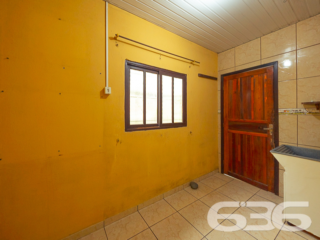 BAIRRO PARANAGUAMIRIM: OPORTUNIDADE DE MORADIA PARA VOCÊ E SUA FAMÍLIA - ESTUDA PERMUTA

Se você está em busca de um imóvel espaçoso, confortável e com uma boa localização, temos a opção ideal para você! Esta belíssima casa está localizada na parte alta do bairro Paranaguamirim, em Joinville, sem chances de alagamento.

Com 3 amplos dormitórios, esta casa é ideal para quem busca espaço e conforto para toda a família. A garagem para 2 carros é ampla e possui sobra, proporcionando mais comodidade para você e sua família.

A casa possui cômodos amplos e arejados, além de contar com um belíssimo jardim que enfeita a frente do imóvel, tornando-o ainda mais acolhedor e agradável.

A documentação está em dia com matrícula, e 70% do imóvel já está averbado, o que proporciona mais segurança e tranquilidade na hora da compra.

Sua composição ainda dispõe de cozinha com móveis embutidos, sala de estar, banheiro social, área de serviço e área de festas com churrasqueira.

Esta é uma excelente oportunidade para quem busca adquirir uma belíssima casa em uma localização privilegiada e com todos os atrativos que a cidade de Joinville tem a oferecer.

Não perca mais tempo, entre em contato conosco e agende uma visita para conhecer este belo imóvel.

Fale conosco e saiba mais:
Telefone: (47) 3451-0636
WhatsApp: (47) 99190-0636

Imobiliária 636.