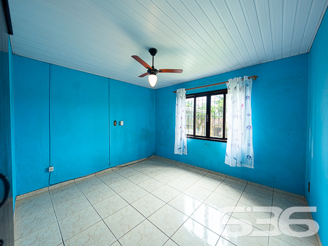 BAIRRO PARANAGUAMIRIM: OPORTUNIDADE DE MORADIA PARA VOCÊ E SUA FAMÍLIA - ESTUDA PERMUTA

Se você está em busca de um imóvel espaçoso, confortável e com uma boa localização, temos a opção ideal para você! Esta belíssima casa está localizada na parte alta do bairro Paranaguamirim, em Joinville, sem chances de alagamento.

Com 3 amplos dormitórios, esta casa é ideal para quem busca espaço e conforto para toda a família. A garagem para 2 carros é ampla e possui sobra, proporcionando mais comodidade para você e sua família.

A casa possui cômodos amplos e arejados, além de contar com um belíssimo jardim que enfeita a frente do imóvel, tornando-o ainda mais acolhedor e agradável.

A documentação está em dia com matrícula, e 70% do imóvel já está averbado, o que proporciona mais segurança e tranquilidade na hora da compra.

Sua composição ainda dispõe de cozinha com móveis embutidos, sala de estar, banheiro social, área de serviço e área de festas com churrasqueira.

Esta é uma excelente oportunidade para quem busca adquirir uma belíssima casa em uma localização privilegiada e com todos os atrativos que a cidade de Joinville tem a oferecer.

Não perca mais tempo, entre em contato conosco e agende uma visita para conhecer este belo imóvel.

Fale conosco e saiba mais:
Telefone: (47) 3451-0636
WhatsApp: (47) 99190-0636

Imobiliária 636.
