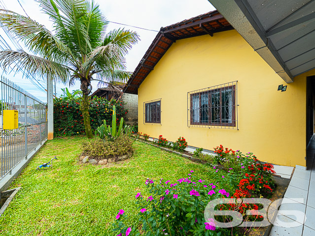 BAIRRO PARANAGUAMIRIM: OPORTUNIDADE DE MORADIA PARA VOCÊ E SUA FAMÍLIA - ESTUDA PERMUTA

Se você está em busca de um imóvel espaçoso, confortável e com uma boa localização, temos a opção ideal para você! Esta belíssima casa está localizada na parte alta do bairro Paranaguamirim, em Joinville, sem chances de alagamento.

Com 3 amplos dormitórios, esta casa é ideal para quem busca espaço e conforto para toda a família. A garagem para 2 carros é ampla e possui sobra, proporcionando mais comodidade para você e sua família.

A casa possui cômodos amplos e arejados, além de contar com um belíssimo jardim que enfeita a frente do imóvel, tornando-o ainda mais acolhedor e agradável.

A documentação está em dia com matrícula, e 70% do imóvel já está averbado, o que proporciona mais segurança e tranquilidade na hora da compra.

Sua composição ainda dispõe de cozinha com móveis embutidos, sala de estar, banheiro social, área de serviço e área de festas com churrasqueira.

Esta é uma excelente oportunidade para quem busca adquirir uma belíssima casa em uma localização privilegiada e com todos os atrativos que a cidade de Joinville tem a oferecer.

Não perca mais tempo, entre em contato conosco e agende uma visita para conhecer este belo imóvel.

Fale conosco e saiba mais:
Telefone: (47) 3451-0636
WhatsApp: (47) 99190-0636

Imobiliária 636.