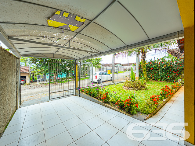 BAIRRO PARANAGUAMIRIM: OPORTUNIDADE DE MORADIA PARA VOCÊ E SUA FAMÍLIA - ESTUDA PERMUTA

Se você está em busca de um imóvel espaçoso, confortável e com uma boa localização, temos a opção ideal para você! Esta belíssima casa está localizada na parte alta do bairro Paranaguamirim, em Joinville, sem chances de alagamento.

Com 3 amplos dormitórios, esta casa é ideal para quem busca espaço e conforto para toda a família. A garagem para 2 carros é ampla e possui sobra, proporcionando mais comodidade para você e sua família.

A casa possui cômodos amplos e arejados, além de contar com um belíssimo jardim que enfeita a frente do imóvel, tornando-o ainda mais acolhedor e agradável.

A documentação está em dia com matrícula, e 70% do imóvel já está averbado, o que proporciona mais segurança e tranquilidade na hora da compra.

Sua composição ainda dispõe de cozinha com móveis embutidos, sala de estar, banheiro social, área de serviço e área de festas com churrasqueira.

Esta é uma excelente oportunidade para quem busca adquirir uma belíssima casa em uma localização privilegiada e com todos os atrativos que a cidade de Joinville tem a oferecer.

Não perca mais tempo, entre em contato conosco e agende uma visita para conhecer este belo imóvel.

Fale conosco e saiba mais:
Telefone: (47) 3451-0636
WhatsApp: (47) 99190-0636

Imobiliária 636.