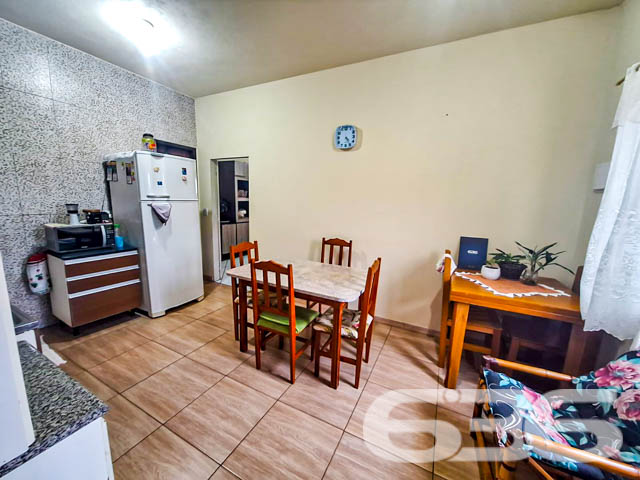 Excelente Oportunidade no Bairro Petrópolis, Joinville/SC - Residência Térrea com Amplo Terreno!

Se você procura conforto, espaço e uma localização estratégica em Joinville, acaba de encontrar o imóvel ideal! Situada no acolhedor bairro Petrópolis, esta residência térrea de 120m² de área construída oferece tudo o que você precisa para viver bem com sua família.

Destaques do Imóvel
4 dormitórios amplos, ideais para acomodar toda a família com conforto.
2 salas de estar, perfeitas para momentos de lazer e convivência.
2 cozinhas práticas e funcionais, com espaço para suas melhores receitas.
Garagem coberta, garantindo proteção e segurança para seu veículo.
Banheiro social.
Espaços bem iluminados, com acabamento acolhedor e funcional.

Localizado em uma rua pavimentada no bairro Petrópolis, o imóvel está próximo a escolas, mercados e diversas comodidades. A região é tranquila e residencial, garantindo segurança e qualidade de vida para sua família.

Por que escolher este imóvel?
Se você busca um imóvel com espaços amplos, bem planejados e com um terreno generoso, esta residência é a escolha perfeita. Aqui, você pode aproveitar a vida em família, personalizar o imóvel de acordo com seu estilo e até mesmo investir em melhorias para aumentar ainda mais seu valor de mercado.

Entre em contato agora mesmo e agende uma visita. Não perca a chance de adquirir um imóvel com grande potencial e em uma localização que valoriza sua qualidade de vida!

636 NEGÓCIOS IMOBILIÁRIOS: A SUA MELHOR ESCOLHA
Com mais de 30 anos de experiência, a 636 Negócios Imobiliários é sua parceira ideal para encontrar o imóvel perfeito. Estamos prontos para ajudá-lo a fazer deste imóvel o seu novo lar.
 
Telefone: (47) 3451-0636
WhatsApp: (47) 99190-0636
 
Não perca esta oportunidade única. Visite nosso site para mais informações: i636.com.br
