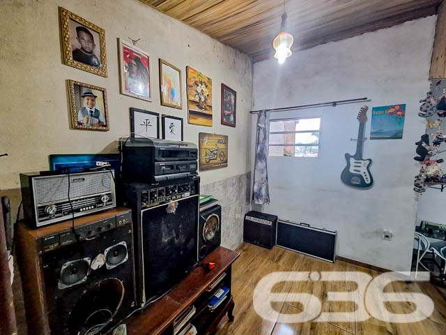 Excelente Oportunidade no Bairro Petrópolis, Joinville/SC - Residência Térrea com Amplo Terreno!

Se você procura conforto, espaço e uma localização estratégica em Joinville, acaba de encontrar o imóvel ideal! Situada no acolhedor bairro Petrópolis, esta residência térrea de 120m² de área construída oferece tudo o que você precisa para viver bem com sua família.

Destaques do Imóvel
4 dormitórios amplos, ideais para acomodar toda a família com conforto.
2 salas de estar, perfeitas para momentos de lazer e convivência.
2 cozinhas práticas e funcionais, com espaço para suas melhores receitas.
Garagem coberta, garantindo proteção e segurança para seu veículo.
Banheiro social.
Espaços bem iluminados, com acabamento acolhedor e funcional.

Localizado em uma rua pavimentada no bairro Petrópolis, o imóvel está próximo a escolas, mercados e diversas comodidades. A região é tranquila e residencial, garantindo segurança e qualidade de vida para sua família.

Por que escolher este imóvel?
Se você busca um imóvel com espaços amplos, bem planejados e com um terreno generoso, esta residência é a escolha perfeita. Aqui, você pode aproveitar a vida em família, personalizar o imóvel de acordo com seu estilo e até mesmo investir em melhorias para aumentar ainda mais seu valor de mercado.

Entre em contato agora mesmo e agende uma visita. Não perca a chance de adquirir um imóvel com grande potencial e em uma localização que valoriza sua qualidade de vida!

636 NEGÓCIOS IMOBILIÁRIOS: A SUA MELHOR ESCOLHA
Com mais de 30 anos de experiência, a 636 Negócios Imobiliários é sua parceira ideal para encontrar o imóvel perfeito. Estamos prontos para ajudá-lo a fazer deste imóvel o seu novo lar.
 
Telefone: (47) 3451-0636
WhatsApp: (47) 99190-0636
 
Não perca esta oportunidade única. Visite nosso site para mais informações: i636.com.br