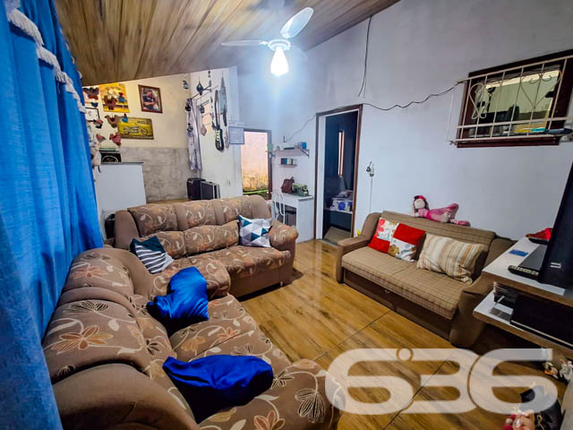 Excelente Oportunidade no Bairro Petrópolis, Joinville/SC - Residência Térrea com Amplo Terreno!

Se você procura conforto, espaço e uma localização estratégica em Joinville, acaba de encontrar o imóvel ideal! Situada no acolhedor bairro Petrópolis, esta residência térrea de 120m² de área construída oferece tudo o que você precisa para viver bem com sua família.

Destaques do Imóvel
4 dormitórios amplos, ideais para acomodar toda a família com conforto.
2 salas de estar, perfeitas para momentos de lazer e convivência.
2 cozinhas práticas e funcionais, com espaço para suas melhores receitas.
Garagem coberta, garantindo proteção e segurança para seu veículo.
Banheiro social.
Espaços bem iluminados, com acabamento acolhedor e funcional.

Localizado em uma rua pavimentada no bairro Petrópolis, o imóvel está próximo a escolas, mercados e diversas comodidades. A região é tranquila e residencial, garantindo segurança e qualidade de vida para sua família.

Por que escolher este imóvel?
Se você busca um imóvel com espaços amplos, bem planejados e com um terreno generoso, esta residência é a escolha perfeita. Aqui, você pode aproveitar a vida em família, personalizar o imóvel de acordo com seu estilo e até mesmo investir em melhorias para aumentar ainda mais seu valor de mercado.

Entre em contato agora mesmo e agende uma visita. Não perca a chance de adquirir um imóvel com grande potencial e em uma localização que valoriza sua qualidade de vida!

636 NEGÓCIOS IMOBILIÁRIOS: A SUA MELHOR ESCOLHA
Com mais de 30 anos de experiência, a 636 Negócios Imobiliários é sua parceira ideal para encontrar o imóvel perfeito. Estamos prontos para ajudá-lo a fazer deste imóvel o seu novo lar.
 
Telefone: (47) 3451-0636
WhatsApp: (47) 99190-0636
 
Não perca esta oportunidade única. Visite nosso site para mais informações: i636.com.br