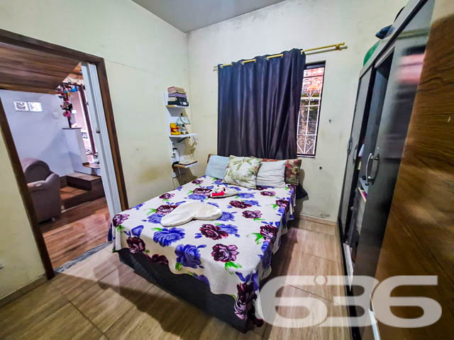 Excelente Oportunidade no Bairro Petrópolis, Joinville/SC - Residência Térrea com Amplo Terreno!

Se você procura conforto, espaço e uma localização estratégica em Joinville, acaba de encontrar o imóvel ideal! Situada no acolhedor bairro Petrópolis, esta residência térrea de 120m² de área construída oferece tudo o que você precisa para viver bem com sua família.

Destaques do Imóvel
4 dormitórios amplos, ideais para acomodar toda a família com conforto.
2 salas de estar, perfeitas para momentos de lazer e convivência.
2 cozinhas práticas e funcionais, com espaço para suas melhores receitas.
Garagem coberta, garantindo proteção e segurança para seu veículo.
Banheiro social.
Espaços bem iluminados, com acabamento acolhedor e funcional.

Localizado em uma rua pavimentada no bairro Petrópolis, o imóvel está próximo a escolas, mercados e diversas comodidades. A região é tranquila e residencial, garantindo segurança e qualidade de vida para sua família.

Por que escolher este imóvel?
Se você busca um imóvel com espaços amplos, bem planejados e com um terreno generoso, esta residência é a escolha perfeita. Aqui, você pode aproveitar a vida em família, personalizar o imóvel de acordo com seu estilo e até mesmo investir em melhorias para aumentar ainda mais seu valor de mercado.

Entre em contato agora mesmo e agende uma visita. Não perca a chance de adquirir um imóvel com grande potencial e em uma localização que valoriza sua qualidade de vida!

636 NEGÓCIOS IMOBILIÁRIOS: A SUA MELHOR ESCOLHA
Com mais de 30 anos de experiência, a 636 Negócios Imobiliários é sua parceira ideal para encontrar o imóvel perfeito. Estamos prontos para ajudá-lo a fazer deste imóvel o seu novo lar.
 
Telefone: (47) 3451-0636
WhatsApp: (47) 99190-0636
 
Não perca esta oportunidade única. Visite nosso site para mais informações: i636.com.br