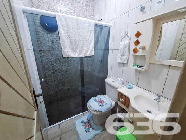 Excelente Oportunidade no Bairro Petrópolis, Joinville/SC - Residência Térrea com Amplo Terreno!

Se você procura conforto, espaço e uma localização estratégica em Joinville, acaba de encontrar o imóvel ideal! Situada no acolhedor bairro Petrópolis, esta residência térrea de 120m² de área construída oferece tudo o que você precisa para viver bem com sua família.

Destaques do Imóvel
4 dormitórios amplos, ideais para acomodar toda a família com conforto.
2 salas de estar, perfeitas para momentos de lazer e convivência.
2 cozinhas práticas e funcionais, com espaço para suas melhores receitas.
Garagem coberta, garantindo proteção e segurança para seu veículo.
Banheiro social.
Espaços bem iluminados, com acabamento acolhedor e funcional.

Localizado em uma rua pavimentada no bairro Petrópolis, o imóvel está próximo a escolas, mercados e diversas comodidades. A região é tranquila e residencial, garantindo segurança e qualidade de vida para sua família.

Por que escolher este imóvel?
Se você busca um imóvel com espaços amplos, bem planejados e com um terreno generoso, esta residência é a escolha perfeita. Aqui, você pode aproveitar a vida em família, personalizar o imóvel de acordo com seu estilo e até mesmo investir em melhorias para aumentar ainda mais seu valor de mercado.

Entre em contato agora mesmo e agende uma visita. Não perca a chance de adquirir um imóvel com grande potencial e em uma localização que valoriza sua qualidade de vida!

636 NEGÓCIOS IMOBILIÁRIOS: A SUA MELHOR ESCOLHA
Com mais de 30 anos de experiência, a 636 Negócios Imobiliários é sua parceira ideal para encontrar o imóvel perfeito. Estamos prontos para ajudá-lo a fazer deste imóvel o seu novo lar.
 
Telefone: (47) 3451-0636
WhatsApp: (47) 99190-0636
 
Não perca esta oportunidade única. Visite nosso site para mais informações: i636.com.br
