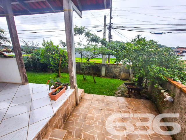 Excelente Oportunidade no Bairro Petrópolis, Joinville/SC - Residência Térrea com Amplo Terreno!

Se você procura conforto, espaço e uma localização estratégica em Joinville, acaba de encontrar o imóvel ideal! Situada no acolhedor bairro Petrópolis, esta residência térrea de 120m² de área construída oferece tudo o que você precisa para viver bem com sua família.

Destaques do Imóvel
4 dormitórios amplos, ideais para acomodar toda a família com conforto.
2 salas de estar, perfeitas para momentos de lazer e convivência.
2 cozinhas práticas e funcionais, com espaço para suas melhores receitas.
Garagem coberta, garantindo proteção e segurança para seu veículo.
Banheiro social.
Espaços bem iluminados, com acabamento acolhedor e funcional.

Localizado em uma rua pavimentada no bairro Petrópolis, o imóvel está próximo a escolas, mercados e diversas comodidades. A região é tranquila e residencial, garantindo segurança e qualidade de vida para sua família.

Por que escolher este imóvel?
Se você busca um imóvel com espaços amplos, bem planejados e com um terreno generoso, esta residência é a escolha perfeita. Aqui, você pode aproveitar a vida em família, personalizar o imóvel de acordo com seu estilo e até mesmo investir em melhorias para aumentar ainda mais seu valor de mercado.

Entre em contato agora mesmo e agende uma visita. Não perca a chance de adquirir um imóvel com grande potencial e em uma localização que valoriza sua qualidade de vida!

636 NEGÓCIOS IMOBILIÁRIOS: A SUA MELHOR ESCOLHA
Com mais de 30 anos de experiência, a 636 Negócios Imobiliários é sua parceira ideal para encontrar o imóvel perfeito. Estamos prontos para ajudá-lo a fazer deste imóvel o seu novo lar.
 
Telefone: (47) 3451-0636
WhatsApp: (47) 99190-0636
 
Não perca esta oportunidade única. Visite nosso site para mais informações: i636.com.br