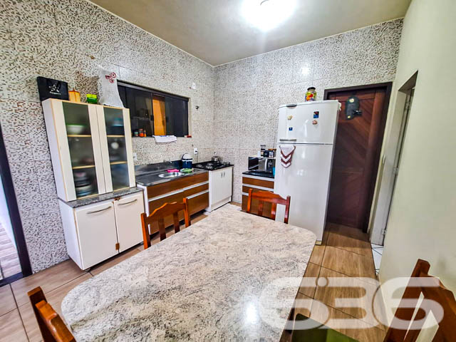 Excelente Oportunidade no Bairro Petrópolis, Joinville/SC - Residência Térrea com Amplo Terreno!

Se você procura conforto, espaço e uma localização estratégica em Joinville, acaba de encontrar o imóvel ideal! Situada no acolhedor bairro Petrópolis, esta residência térrea de 120m² de área construída oferece tudo o que você precisa para viver bem com sua família.

Destaques do Imóvel
4 dormitórios amplos, ideais para acomodar toda a família com conforto.
2 salas de estar, perfeitas para momentos de lazer e convivência.
2 cozinhas práticas e funcionais, com espaço para suas melhores receitas.
Garagem coberta, garantindo proteção e segurança para seu veículo.
Banheiro social.
Espaços bem iluminados, com acabamento acolhedor e funcional.

Localizado em uma rua pavimentada no bairro Petrópolis, o imóvel está próximo a escolas, mercados e diversas comodidades. A região é tranquila e residencial, garantindo segurança e qualidade de vida para sua família.

Por que escolher este imóvel?
Se você busca um imóvel com espaços amplos, bem planejados e com um terreno generoso, esta residência é a escolha perfeita. Aqui, você pode aproveitar a vida em família, personalizar o imóvel de acordo com seu estilo e até mesmo investir em melhorias para aumentar ainda mais seu valor de mercado.

Entre em contato agora mesmo e agende uma visita. Não perca a chance de adquirir um imóvel com grande potencial e em uma localização que valoriza sua qualidade de vida!

636 NEGÓCIOS IMOBILIÁRIOS: A SUA MELHOR ESCOLHA
Com mais de 30 anos de experiência, a 636 Negócios Imobiliários é sua parceira ideal para encontrar o imóvel perfeito. Estamos prontos para ajudá-lo a fazer deste imóvel o seu novo lar.
 
Telefone: (47) 3451-0636
WhatsApp: (47) 99190-0636
 
Não perca esta oportunidade única. Visite nosso site para mais informações: i636.com.br