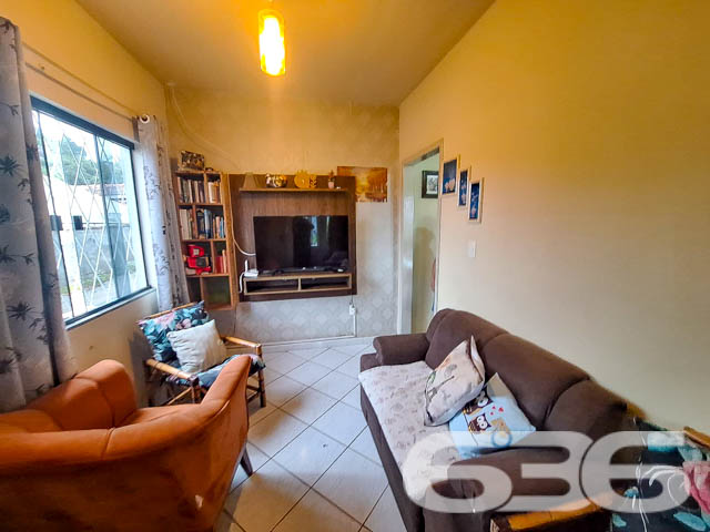 Excelente Oportunidade no Bairro Petrópolis, Joinville/SC - Residência Térrea com Amplo Terreno!

Se você procura conforto, espaço e uma localização estratégica em Joinville, acaba de encontrar o imóvel ideal! Situada no acolhedor bairro Petrópolis, esta residência térrea de 120m² de área construída oferece tudo o que você precisa para viver bem com sua família.

Destaques do Imóvel
4 dormitórios amplos, ideais para acomodar toda a família com conforto.
2 salas de estar, perfeitas para momentos de lazer e convivência.
2 cozinhas práticas e funcionais, com espaço para suas melhores receitas.
Garagem coberta, garantindo proteção e segurança para seu veículo.
Banheiro social.
Espaços bem iluminados, com acabamento acolhedor e funcional.

Localizado em uma rua pavimentada no bairro Petrópolis, o imóvel está próximo a escolas, mercados e diversas comodidades. A região é tranquila e residencial, garantindo segurança e qualidade de vida para sua família.

Por que escolher este imóvel?
Se você busca um imóvel com espaços amplos, bem planejados e com um terreno generoso, esta residência é a escolha perfeita. Aqui, você pode aproveitar a vida em família, personalizar o imóvel de acordo com seu estilo e até mesmo investir em melhorias para aumentar ainda mais seu valor de mercado.

Entre em contato agora mesmo e agende uma visita. Não perca a chance de adquirir um imóvel com grande potencial e em uma localização que valoriza sua qualidade de vida!

636 NEGÓCIOS IMOBILIÁRIOS: A SUA MELHOR ESCOLHA
Com mais de 30 anos de experiência, a 636 Negócios Imobiliários é sua parceira ideal para encontrar o imóvel perfeito. Estamos prontos para ajudá-lo a fazer deste imóvel o seu novo lar.
 
Telefone: (47) 3451-0636
WhatsApp: (47) 99190-0636
 
Não perca esta oportunidade única. Visite nosso site para mais informações: i636.com.br