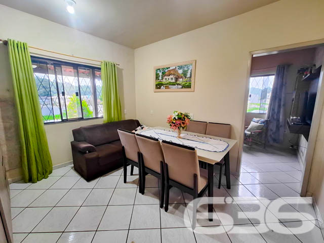 Excelente Oportunidade no Bairro Petrópolis, Joinville/SC - Residência Térrea com Amplo Terreno!

Se você procura conforto, espaço e uma localização estratégica em Joinville, acaba de encontrar o imóvel ideal! Situada no acolhedor bairro Petrópolis, esta residência térrea de 120m² de área construída oferece tudo o que você precisa para viver bem com sua família.

Destaques do Imóvel
4 dormitórios amplos, ideais para acomodar toda a família com conforto.
2 salas de estar, perfeitas para momentos de lazer e convivência.
2 cozinhas práticas e funcionais, com espaço para suas melhores receitas.
Garagem coberta, garantindo proteção e segurança para seu veículo.
Banheiro social.
Espaços bem iluminados, com acabamento acolhedor e funcional.

Localizado em uma rua pavimentada no bairro Petrópolis, o imóvel está próximo a escolas, mercados e diversas comodidades. A região é tranquila e residencial, garantindo segurança e qualidade de vida para sua família.

Por que escolher este imóvel?
Se você busca um imóvel com espaços amplos, bem planejados e com um terreno generoso, esta residência é a escolha perfeita. Aqui, você pode aproveitar a vida em família, personalizar o imóvel de acordo com seu estilo e até mesmo investir em melhorias para aumentar ainda mais seu valor de mercado.

Entre em contato agora mesmo e agende uma visita. Não perca a chance de adquirir um imóvel com grande potencial e em uma localização que valoriza sua qualidade de vida!

636 NEGÓCIOS IMOBILIÁRIOS: A SUA MELHOR ESCOLHA
Com mais de 30 anos de experiência, a 636 Negócios Imobiliários é sua parceira ideal para encontrar o imóvel perfeito. Estamos prontos para ajudá-lo a fazer deste imóvel o seu novo lar.
 
Telefone: (47) 3451-0636
WhatsApp: (47) 99190-0636
 
Não perca esta oportunidade única. Visite nosso site para mais informações: i636.com.br