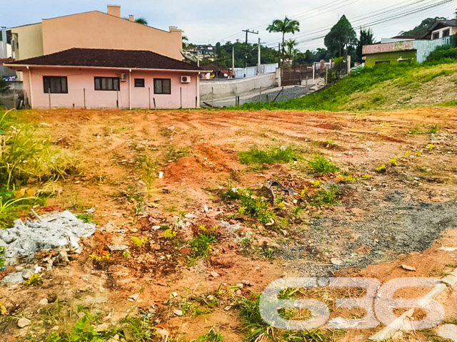 Descubra o potencial ilimitado deste terreno em Joinville, SC, situado no promissor bairro Parque Guarani. Oferecido pela 636 Negócios Imobiliários, este espaço é ideal para quem deseja construir em um local estratégico com vistas privilegiadas e infraestrutura pronta para desenvolvimento.
Este terreno plano, de esquina, com um amplo travessão de frente de 27,00m e travessão dos fundos de 28,11m, oferece uma excepcional oportunidade para desenvolvedores e investidores. Sua localização em rua pavimentada no coração de Joinville, uma das cidades mais dinâmicas e em crescimento de Santa Catarina, é perfeita para uma variedade de projetos imobiliários.
A 636 Negócios Imobiliários, com mais de 30 anos de experiência no mercado, garante um processo de compra seguro e eficiente. Somos reconhecidos pela excelência técnico-jurídica e nossa equipe dedicada de mais de 50 corretores está pronta para ajudá-lo a fazer um investimento seguro e rentável.
Este terreno não é apenas uma compra, mas uma porta para o futuro, onde sua visão pode se tornar realidade. Ideal para a construção de residências luxuosas ou um complexo comercial, a localização privilegiada garante acesso fácil a todas as comodidades essenciais, bem como visibilidade e conveniência para negócios e moradores.
Aproveite a oportunidade de investir em um dos poucos terrenos disponíveis no Parque Guarani, uma área em constante valorização e desenvolvimento. A 636 Negócios Imobiliários está pronta para auxiliar você em cada passo, garantindo um investimento sólido e um futuro promissor.
Para mais informações e detalhes sobre este e outros imóveis, visite nosso site ou entre em contato diretamente. Nosso time de especialistas está à disposição para ajudar você a encontrar o melhor negócio imobiliário.
Transforme sua visão em realidade com a 636 Negócios Imobiliários, onde grandes pessoas constroem grandes empresas.
636 NEGÓCIOS IMOBILIÁRIOS: A SUA MELHOR ESCOLHA
Com mais de 30 anos de experiência, a 636 Negócios Imobiliários é sua parceira ideal para encontrar o imóvel perfeito. Estamos prontos para ajudá-lo a fazer deste imóvel o seu novo lar.
Telefone: (47) 3451-0636
WhatsApp: (47) 99190-0636
Não perca esta oportunidade única. Visite nosso site para mais informações: i636.com.br