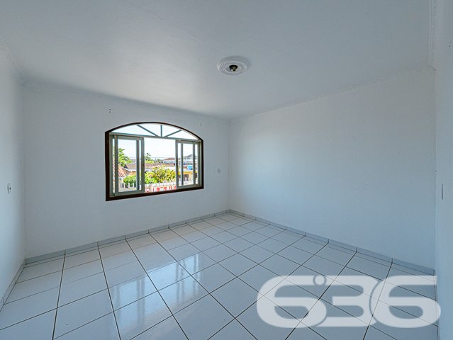 BAIRRO FÁTIMA – OPORTUNIDADE ÚNICA PARA LOCADORES - ESTUDA PERMUTA

Descubra o potencial de investimento neste imóvel multifamiliar no coração do bairro Fátima. Com um total de 296m² de área construída em um terreno de 450m², esta propriedade oferece uma combinação única de espaço, conforto e versatilidade, ideal para locação.

UMA ESTRUTURA DIVERSIFICADA PARA MÁXIMO RETORNO

Diversidade de Espaços: Com 7 dormitórios, 3 banheiros, 3 salas de estar e 3 cozinhas distribuídos em um sobrado e uma casa nos fundos, este imóvel atende a diferentes necessidades de locação.

Conforto e Privacidade: Espaços bem distribuídos garantem privacidade para múltiplos inquilinos, com áreas de serviço independentes e despensa para organização.

LOCALIZAÇÃO PRIVILEGIADA NO BAIRRO FÁTIMA
Situado em uma localização estratégica, o imóvel está próximo a serviços essenciais, facilitando a vida dos moradores e aumentando seu apelo de locação.

Com mais de 30 anos de experiência, a 636 Negócios Imobiliários é especialista em identificar oportunidades de investimento imobiliário com alto potencial de retorno. Deixe-nos ajudá-lo a expandir seu portfólio de imóveis com esta excelente opção de investimento.

NÃO DEIXE ESSA CHANCE ESCAPAR!
Telefone: (47) 3451-0636
WhatsApp: (47) 99190-0636

Descubra mais oportunidades como esta em: i636.com.br