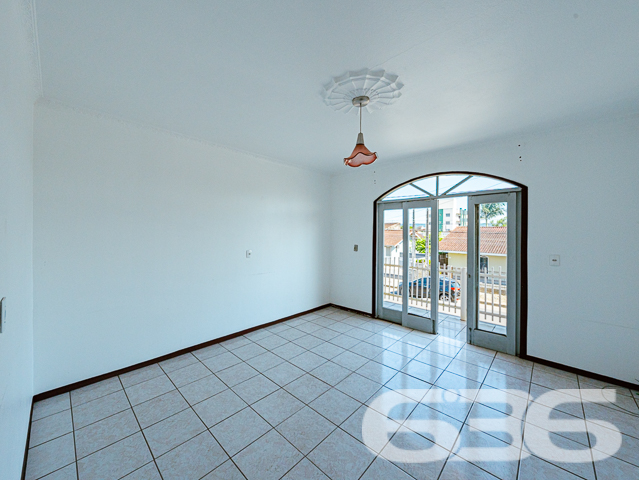 BAIRRO FÁTIMA – OPORTUNIDADE ÚNICA PARA LOCADORES - ESTUDA PERMUTA

Descubra o potencial de investimento neste imóvel multifamiliar no coração do bairro Fátima. Com um total de 296m² de área construída em um terreno de 450m², esta propriedade oferece uma combinação única de espaço, conforto e versatilidade, ideal para locação.

UMA ESTRUTURA DIVERSIFICADA PARA MÁXIMO RETORNO

Diversidade de Espaços: Com 7 dormitórios, 3 banheiros, 3 salas de estar e 3 cozinhas distribuídos em um sobrado e uma casa nos fundos, este imóvel atende a diferentes necessidades de locação.

Conforto e Privacidade: Espaços bem distribuídos garantem privacidade para múltiplos inquilinos, com áreas de serviço independentes e despensa para organização.

LOCALIZAÇÃO PRIVILEGIADA NO BAIRRO FÁTIMA
Situado em uma localização estratégica, o imóvel está próximo a serviços essenciais, facilitando a vida dos moradores e aumentando seu apelo de locação.

Com mais de 30 anos de experiência, a 636 Negócios Imobiliários é especialista em identificar oportunidades de investimento imobiliário com alto potencial de retorno. Deixe-nos ajudá-lo a expandir seu portfólio de imóveis com esta excelente opção de investimento.

NÃO DEIXE ESSA CHANCE ESCAPAR!
Telefone: (47) 3451-0636
WhatsApp: (47) 99190-0636

Descubra mais oportunidades como esta em: i636.com.br