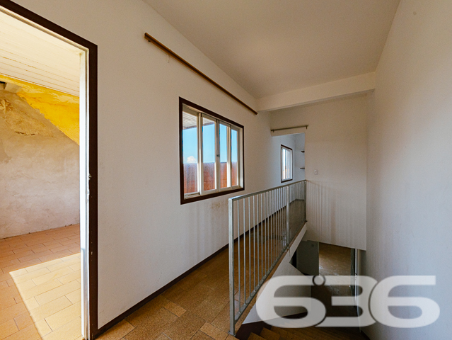 BAIRRO FÁTIMA – OPORTUNIDADE ÚNICA PARA LOCADORES - ESTUDA PERMUTA

Descubra o potencial de investimento neste imóvel multifamiliar no coração do bairro Fátima. Com um total de 296m² de área construída em um terreno de 450m², esta propriedade oferece uma combinação única de espaço, conforto e versatilidade, ideal para locação.

UMA ESTRUTURA DIVERSIFICADA PARA MÁXIMO RETORNO

Diversidade de Espaços: Com 7 dormitórios, 3 banheiros, 3 salas de estar e 3 cozinhas distribuídos em um sobrado e uma casa nos fundos, este imóvel atende a diferentes necessidades de locação.

Conforto e Privacidade: Espaços bem distribuídos garantem privacidade para múltiplos inquilinos, com áreas de serviço independentes e despensa para organização.

LOCALIZAÇÃO PRIVILEGIADA NO BAIRRO FÁTIMA
Situado em uma localização estratégica, o imóvel está próximo a serviços essenciais, facilitando a vida dos moradores e aumentando seu apelo de locação.

Com mais de 30 anos de experiência, a 636 Negócios Imobiliários é especialista em identificar oportunidades de investimento imobiliário com alto potencial de retorno. Deixe-nos ajudá-lo a expandir seu portfólio de imóveis com esta excelente opção de investimento.

NÃO DEIXE ESSA CHANCE ESCAPAR!
Telefone: (47) 3451-0636
WhatsApp: (47) 99190-0636

Descubra mais oportunidades como esta em: i636.com.br
