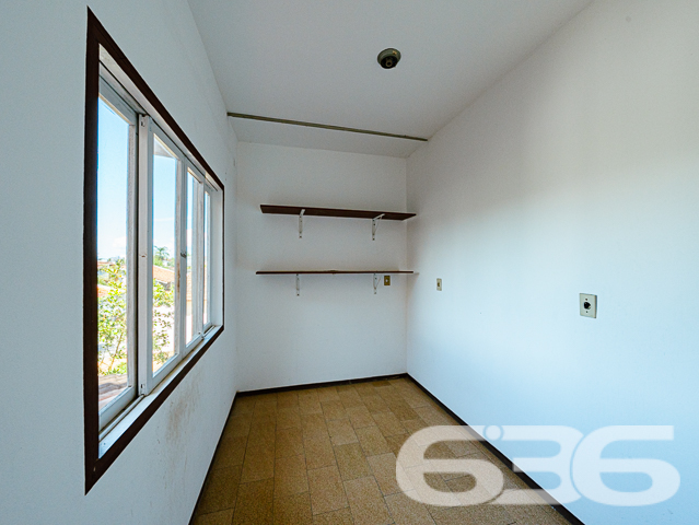 BAIRRO FÁTIMA – OPORTUNIDADE ÚNICA PARA LOCADORES - ESTUDA PERMUTA

Descubra o potencial de investimento neste imóvel multifamiliar no coração do bairro Fátima. Com um total de 296m² de área construída em um terreno de 450m², esta propriedade oferece uma combinação única de espaço, conforto e versatilidade, ideal para locação.

UMA ESTRUTURA DIVERSIFICADA PARA MÁXIMO RETORNO

Diversidade de Espaços: Com 7 dormitórios, 3 banheiros, 3 salas de estar e 3 cozinhas distribuídos em um sobrado e uma casa nos fundos, este imóvel atende a diferentes necessidades de locação.

Conforto e Privacidade: Espaços bem distribuídos garantem privacidade para múltiplos inquilinos, com áreas de serviço independentes e despensa para organização.

LOCALIZAÇÃO PRIVILEGIADA NO BAIRRO FÁTIMA
Situado em uma localização estratégica, o imóvel está próximo a serviços essenciais, facilitando a vida dos moradores e aumentando seu apelo de locação.

Com mais de 30 anos de experiência, a 636 Negócios Imobiliários é especialista em identificar oportunidades de investimento imobiliário com alto potencial de retorno. Deixe-nos ajudá-lo a expandir seu portfólio de imóveis com esta excelente opção de investimento.

NÃO DEIXE ESSA CHANCE ESCAPAR!
Telefone: (47) 3451-0636
WhatsApp: (47) 99190-0636

Descubra mais oportunidades como esta em: i636.com.br