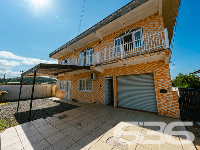 BAIRRO FÁTIMA – OPORTUNIDADE ÚNICA PARA LOCADORES - ESTUDA PERMUTA

Descubra o potencial de investimento neste imóvel multifamiliar no coração do bairro Fátima. Com um total de 296m² de área construída em um terreno de 450m², esta propriedade oferece uma combinação única de espaço, conforto e versatilidade, ideal para locação.

UMA ESTRUTURA DIVERSIFICADA PARA MÁXIMO RETORNO

Diversidade de Espaços: Com 7 dormitórios, 3 banheiros, 3 salas de estar e 3 cozinhas distribuídos em um sobrado e uma casa nos fundos, este imóvel atende a diferentes necessidades de locação.

Conforto e Privacidade: Espaços bem distribuídos garantem privacidade para múltiplos inquilinos, com áreas de serviço independentes e despensa para organização.

LOCALIZAÇÃO PRIVILEGIADA NO BAIRRO FÁTIMA
Situado em uma localização estratégica, o imóvel está próximo a serviços essenciais, facilitando a vida dos moradores e aumentando seu apelo de locação.

Com mais de 30 anos de experiência, a 636 Negócios Imobiliários é especialista em identificar oportunidades de investimento imobiliário com alto potencial de retorno. Deixe-nos ajudá-lo a expandir seu portfólio de imóveis com esta excelente opção de investimento.

NÃO DEIXE ESSA CHANCE ESCAPAR!
Telefone: (47) 3451-0636
WhatsApp: (47) 99190-0636

Descubra mais oportunidades como esta em: i636.com.br