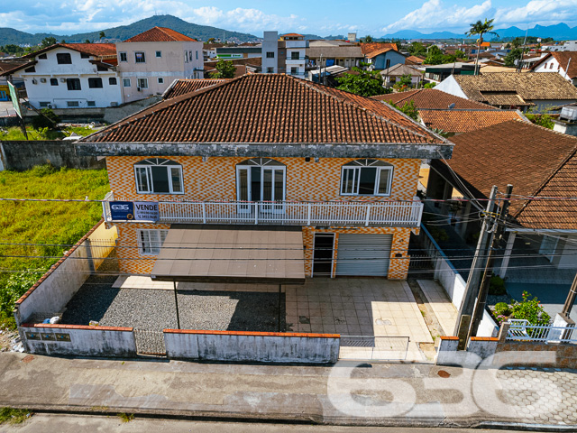 BAIRRO FÁTIMA – OPORTUNIDADE ÚNICA PARA LOCADORES - ESTUDA PERMUTA

Descubra o potencial de investimento neste imóvel multifamiliar no coração do bairro Fátima. Com um total de 296m² de área construída em um terreno de 450m², esta propriedade oferece uma combinação única de espaço, conforto e versatilidade, ideal para locação.

UMA ESTRUTURA DIVERSIFICADA PARA MÁXIMO RETORNO

Diversidade de Espaços: Com 7 dormitórios, 3 banheiros, 3 salas de estar e 3 cozinhas distribuídos em um sobrado e uma casa nos fundos, este imóvel atende a diferentes necessidades de locação.

Conforto e Privacidade: Espaços bem distribuídos garantem privacidade para múltiplos inquilinos, com áreas de serviço independentes e despensa para organização.

LOCALIZAÇÃO PRIVILEGIADA NO BAIRRO FÁTIMA
Situado em uma localização estratégica, o imóvel está próximo a serviços essenciais, facilitando a vida dos moradores e aumentando seu apelo de locação.

Com mais de 30 anos de experiência, a 636 Negócios Imobiliários é especialista em identificar oportunidades de investimento imobiliário com alto potencial de retorno. Deixe-nos ajudá-lo a expandir seu portfólio de imóveis com esta excelente opção de investimento.

NÃO DEIXE ESSA CHANCE ESCAPAR!
Telefone: (47) 3451-0636
WhatsApp: (47) 99190-0636

Descubra mais oportunidades como esta em: i636.com.br