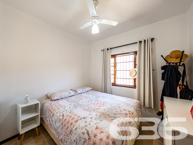 Descubra um refúgio urbano em Joinville, no bairro Petrópolis, onde a praticidade encontra a serenidade e o estilo se une ao conforto. Apresentamos uma residência do tipo sobrado, padronizada com foco em espaços aconchegantes e funcionais, ideal para quem busca uma vida tranquila com todas as comodidades modernas ao alcance. Estuda permuta.

Este imóvel de 126 m² de área construída, sobre um terreno de 330 m², dispõe de três espaçosas garagens, das quais uma é coberta. O projeto aproveita cada metro quadrado para garantir que sua família tenha o espaço que merece. O sobrado conta com três dormitórios, incluindo uma suíte, três banheiros completos, e salas de estar múltiplas que proporcionam ambientes distintos para relaxar e se entreter.

A cozinha gourmet, estrategicamente integrada à área de festa com churrasqueira, promete ser o coração da casa, onde memórias serão criadas entre sabores e sorrisos. Esta área, rica em detalhes como o teto de madeira e paredes vibrantes, é ideal para confraternizações e momentos especiais com amigos e familiares.

Adicionando ao charme da casa, o imóvel é completamente murado e oferece segurança com sistemas de vigilância eletrônica. 

Localizada em uma rua pavimentada, a residência está estrategicamente posicionada para garantir fácil acesso às principais vias da cidade, estando também próxima a escolas, hospitais, transporte público e serviços essenciais, o que reforça a praticidade para o seu dia a dia.

Os amantes de animais ficarão felizes em saber que o imóvel aceita pets, tornando-o o lar perfeito para toda a família. 

Este sobrado não é apenas um imóvel, mas um lar pronto para acolher novas histórias. Convidamos você a descobrir pessoalmente como este lugar pode ser o cenário dos seus próximos capítulos. Visite e sinta-se em casa, onde cada detalhe foi pensado para proporcionar conforto e bem-estar. A 636 Negócios Imobiliários está pronta para ajudá-lo a fazer desta casa o seu novo lar. Venha conhecer e deixe-se encantar!
 
636 NEGÓCIOS IMOBILIÁRIOS: A SUA MELHOR ESCOLHA
Com mais de 30 anos de experiência, a 636 Negócios Imobiliários é sua parceira ideal para encontrar o imóvel perfeito. Estamos prontos para ajudá-lo a fazer deste imóvel o seu novo lar.
 
Telefone: (47) 3451-0636
WhatsApp: (47) 99190-0636
 
Não perca esta oportunidade única. Visite nosso site para mais informações: i636.com.br