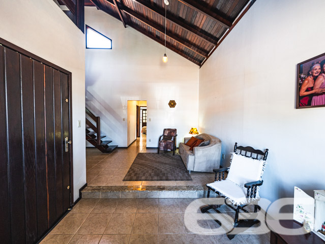 Descubra um refúgio urbano em Joinville, no bairro Petrópolis, onde a praticidade encontra a serenidade e o estilo se une ao conforto. Apresentamos uma residência do tipo sobrado, padronizada com foco em espaços aconchegantes e funcionais, ideal para quem busca uma vida tranquila com todas as comodidades modernas ao alcance. Estuda permuta.

Este imóvel de 126 m² de área construída, sobre um terreno de 330 m², dispõe de três espaçosas garagens, das quais uma é coberta. O projeto aproveita cada metro quadrado para garantir que sua família tenha o espaço que merece. O sobrado conta com três dormitórios, incluindo uma suíte, três banheiros completos, e salas de estar múltiplas que proporcionam ambientes distintos para relaxar e se entreter.

A cozinha gourmet, estrategicamente integrada à área de festa com churrasqueira, promete ser o coração da casa, onde memórias serão criadas entre sabores e sorrisos. Esta área, rica em detalhes como o teto de madeira e paredes vibrantes, é ideal para confraternizações e momentos especiais com amigos e familiares.

Adicionando ao charme da casa, o imóvel é completamente murado e oferece segurança com sistemas de vigilância eletrônica. 

Localizada em uma rua pavimentada, a residência está estrategicamente posicionada para garantir fácil acesso às principais vias da cidade, estando também próxima a escolas, hospitais, transporte público e serviços essenciais, o que reforça a praticidade para o seu dia a dia.

Os amantes de animais ficarão felizes em saber que o imóvel aceita pets, tornando-o o lar perfeito para toda a família. 

Este sobrado não é apenas um imóvel, mas um lar pronto para acolher novas histórias. Convidamos você a descobrir pessoalmente como este lugar pode ser o cenário dos seus próximos capítulos. Visite e sinta-se em casa, onde cada detalhe foi pensado para proporcionar conforto e bem-estar. A 636 Negócios Imobiliários está pronta para ajudá-lo a fazer desta casa o seu novo lar. Venha conhecer e deixe-se encantar!
 
636 NEGÓCIOS IMOBILIÁRIOS: A SUA MELHOR ESCOLHA
Com mais de 30 anos de experiência, a 636 Negócios Imobiliários é sua parceira ideal para encontrar o imóvel perfeito. Estamos prontos para ajudá-lo a fazer deste imóvel o seu novo lar.
 
Telefone: (47) 3451-0636
WhatsApp: (47) 99190-0636
 
Não perca esta oportunidade única. Visite nosso site para mais informações: i636.com.br