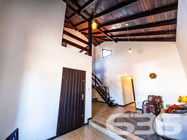 Descubra um refúgio urbano em Joinville, no bairro Petrópolis, onde a praticidade encontra a serenidade e o estilo se une ao conforto. Apresentamos uma residência do tipo sobrado, padronizada com foco em espaços aconchegantes e funcionais, ideal para quem busca uma vida tranquila com todas as comodidades modernas ao alcance. Estuda permuta.

Este imóvel de 126 m² de área construída, sobre um terreno de 330 m², dispõe de três espaçosas garagens, das quais uma é coberta. O projeto aproveita cada metro quadrado para garantir que sua família tenha o espaço que merece. O sobrado conta com três dormitórios, incluindo uma suíte, três banheiros completos, e salas de estar múltiplas que proporcionam ambientes distintos para relaxar e se entreter.

A cozinha gourmet, estrategicamente integrada à área de festa com churrasqueira, promete ser o coração da casa, onde memórias serão criadas entre sabores e sorrisos. Esta área, rica em detalhes como o teto de madeira e paredes vibrantes, é ideal para confraternizações e momentos especiais com amigos e familiares.

Adicionando ao charme da casa, o imóvel é completamente murado e oferece segurança com sistemas de vigilância eletrônica. 

Localizada em uma rua pavimentada, a residência está estrategicamente posicionada para garantir fácil acesso às principais vias da cidade, estando também próxima a escolas, hospitais, transporte público e serviços essenciais, o que reforça a praticidade para o seu dia a dia.

Os amantes de animais ficarão felizes em saber que o imóvel aceita pets, tornando-o o lar perfeito para toda a família. 

Este sobrado não é apenas um imóvel, mas um lar pronto para acolher novas histórias. Convidamos você a descobrir pessoalmente como este lugar pode ser o cenário dos seus próximos capítulos. Visite e sinta-se em casa, onde cada detalhe foi pensado para proporcionar conforto e bem-estar. A 636 Negócios Imobiliários está pronta para ajudá-lo a fazer desta casa o seu novo lar. Venha conhecer e deixe-se encantar!
 
636 NEGÓCIOS IMOBILIÁRIOS: A SUA MELHOR ESCOLHA
Com mais de 30 anos de experiência, a 636 Negócios Imobiliários é sua parceira ideal para encontrar o imóvel perfeito. Estamos prontos para ajudá-lo a fazer deste imóvel o seu novo lar.
 
Telefone: (47) 3451-0636
WhatsApp: (47) 99190-0636
 
Não perca esta oportunidade única. Visite nosso site para mais informações: i636.com.br